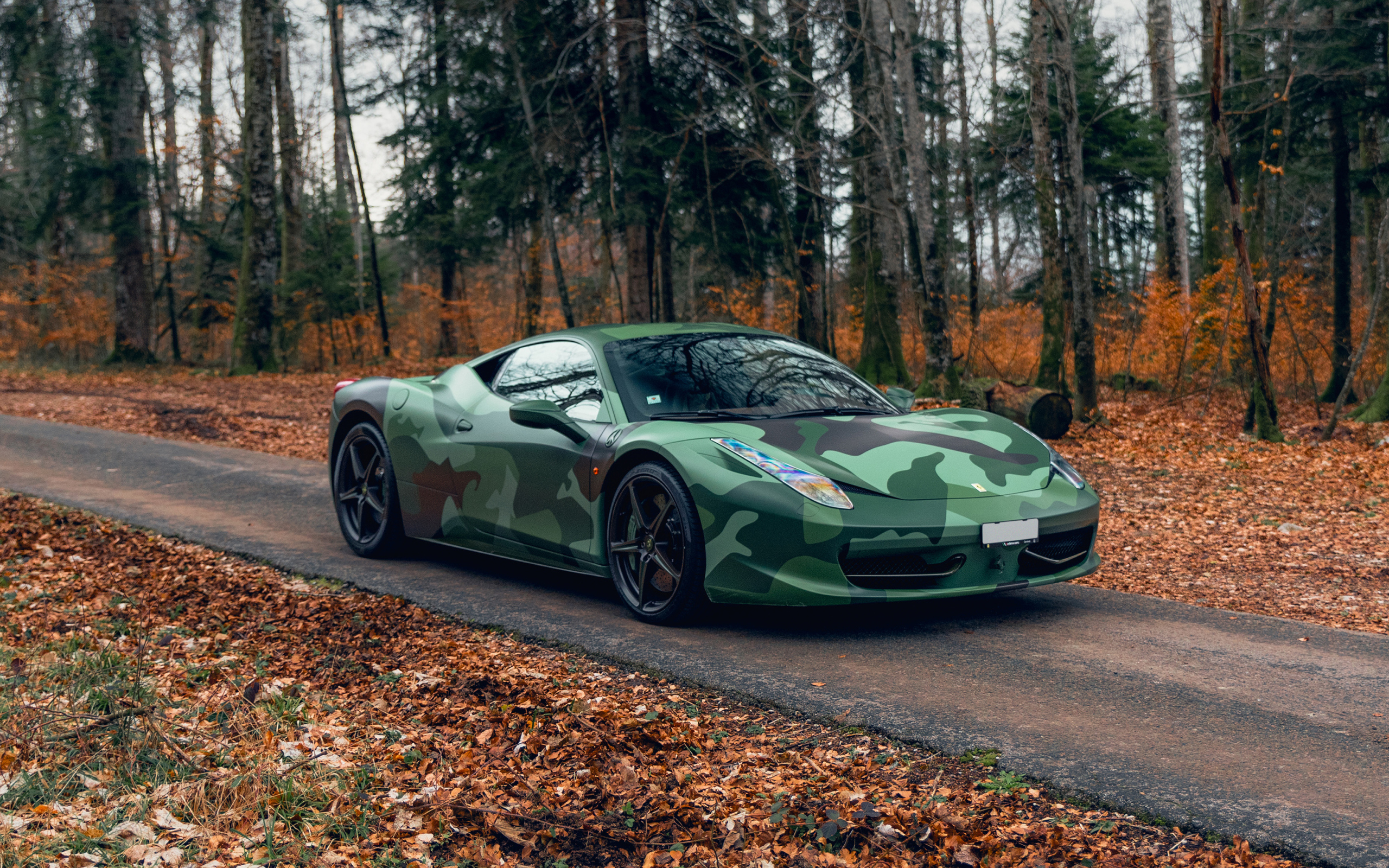 Стильный автомобиль Ferrari 458 Italia Tailor Made Army в лесу