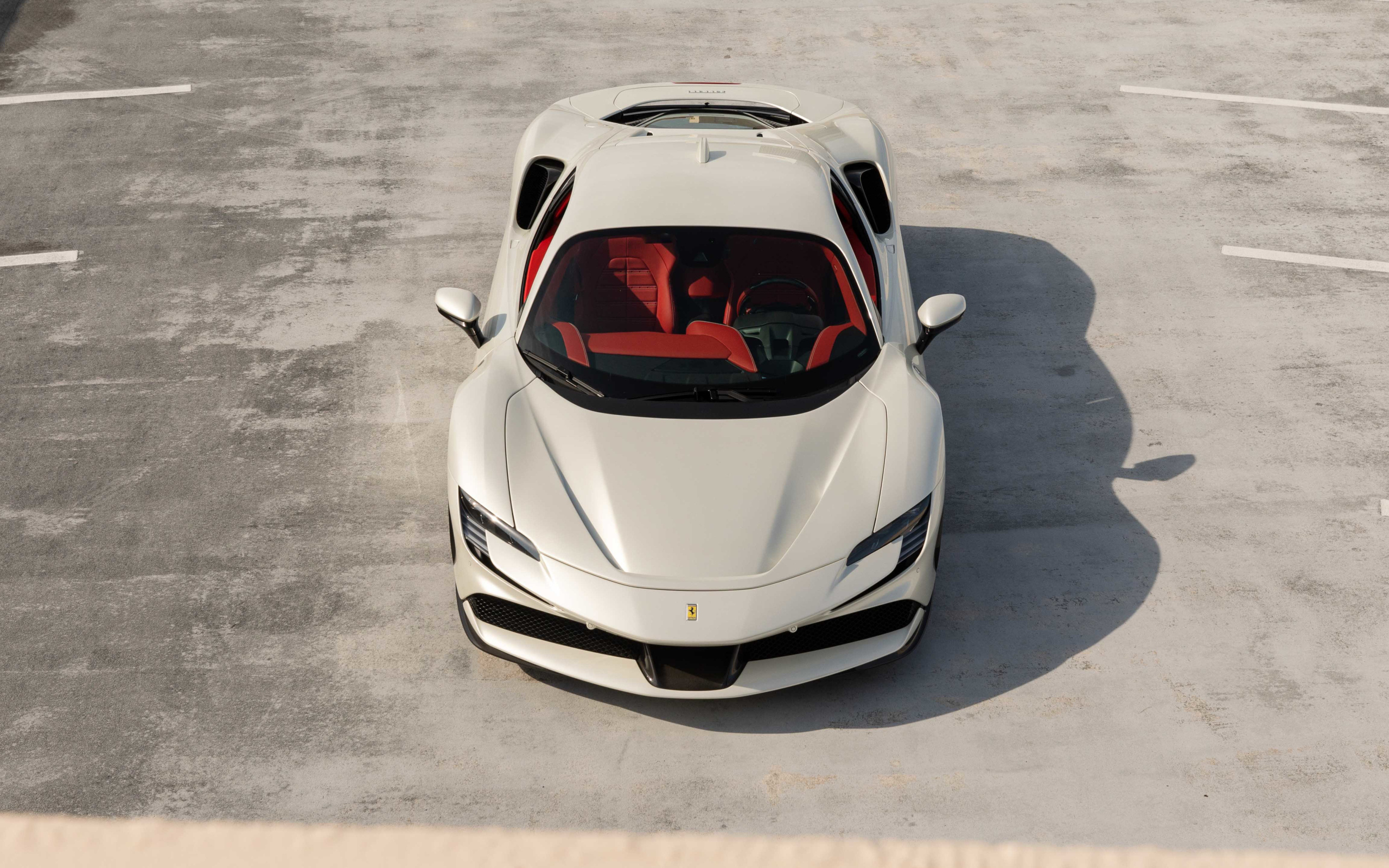 Белый автомобиль Ferrari SF90 Stradale