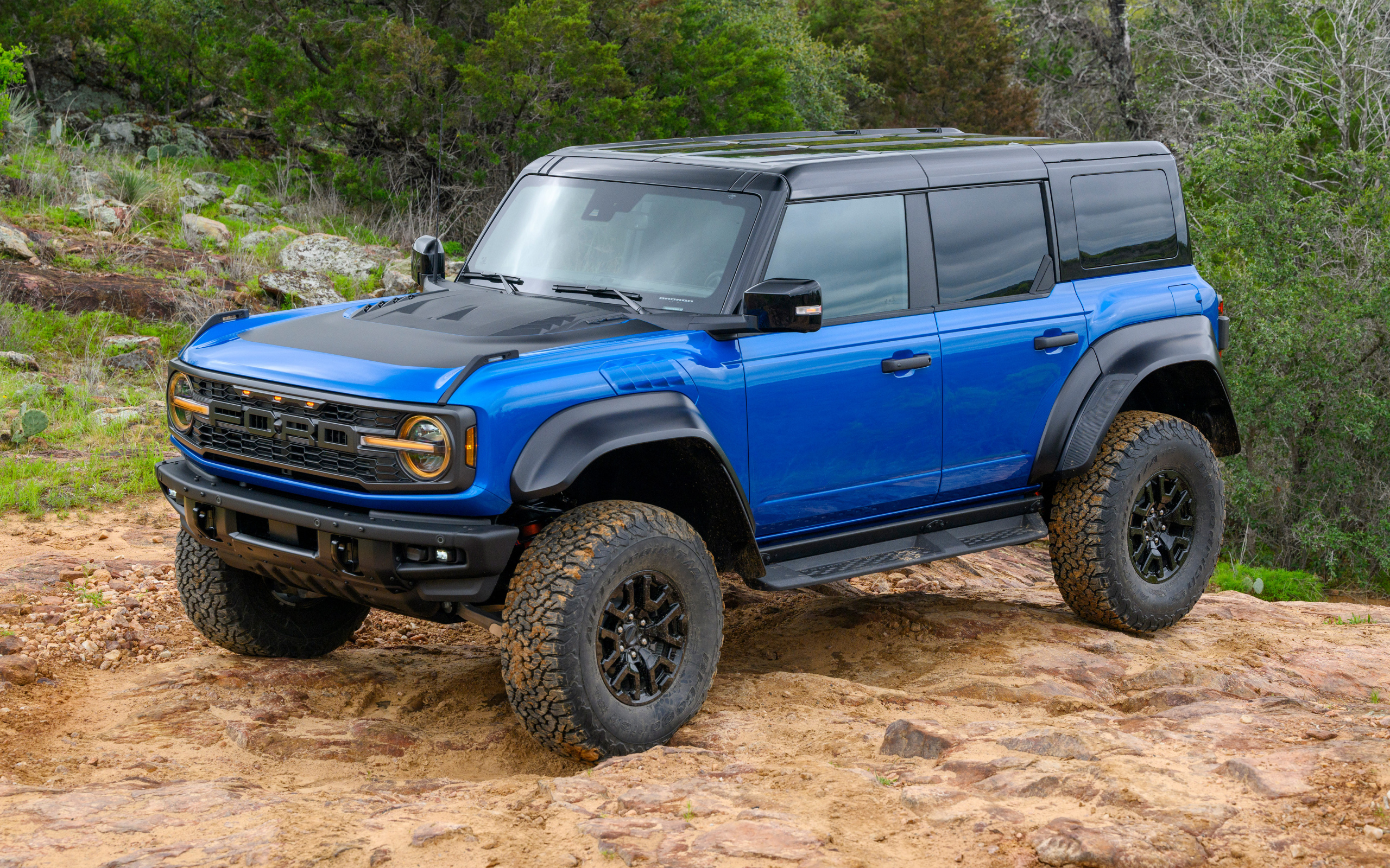 Синий автомобиль Ford Bronco Raptor Black Appearance Package 2024  года