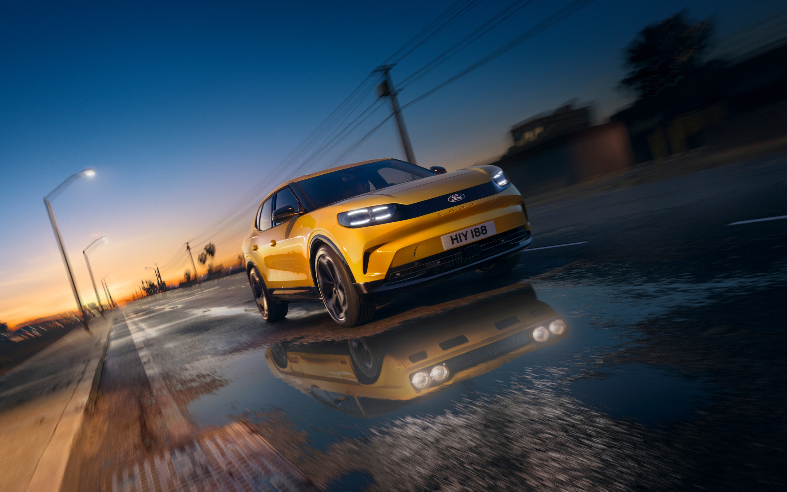 Желтый  Ford Capri 2024 года на мокрой дороге