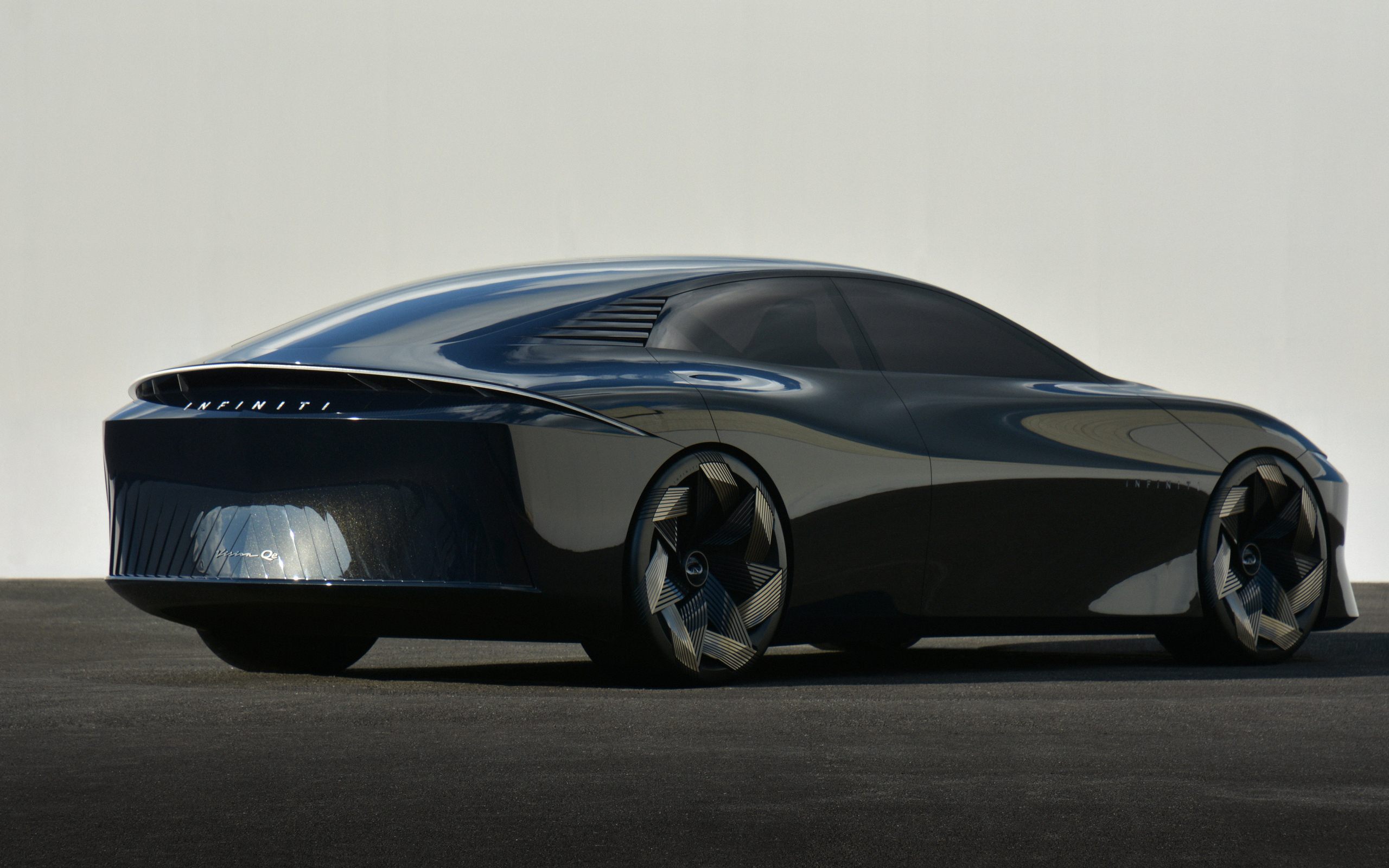 Вид сзади на автомобиль Infiniti Vision Qe