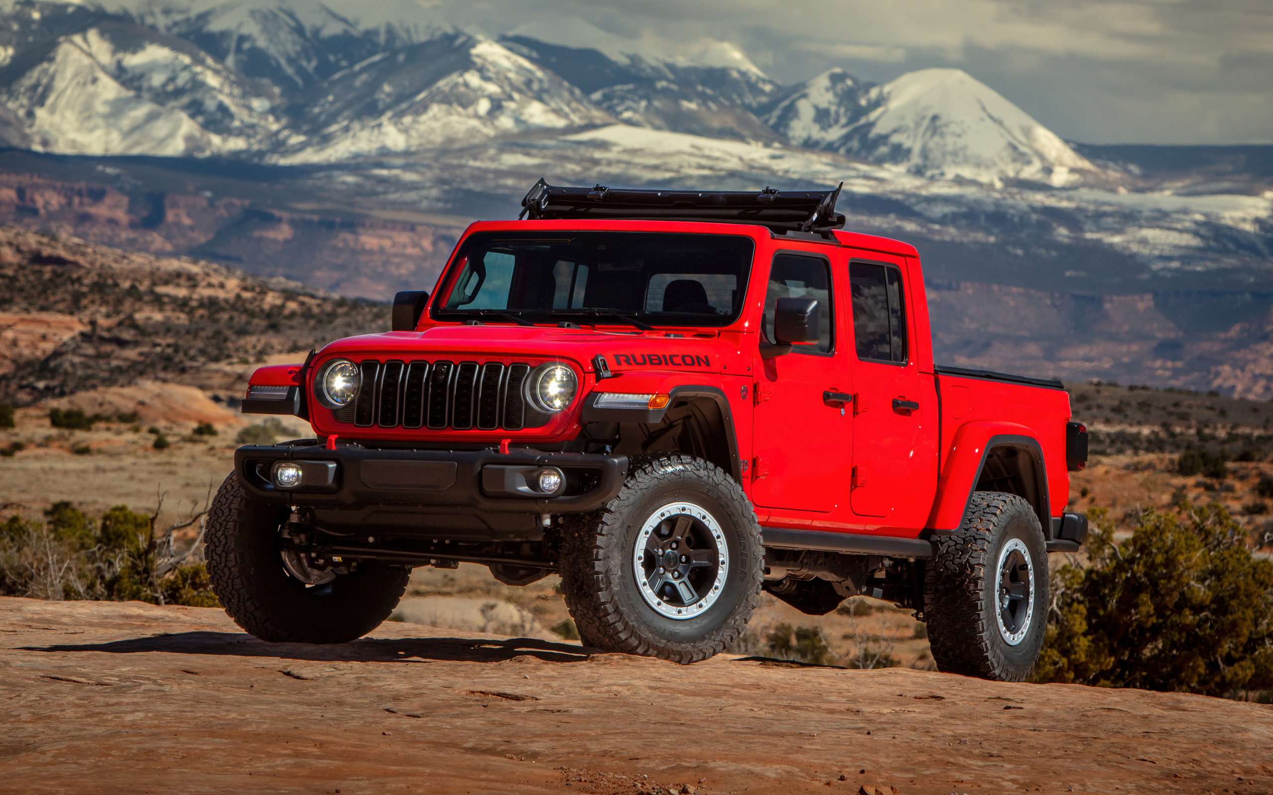 Красный внедорожник Jeep Gladiator Rubicon X With JPP Lift Kit 2024  года в горах