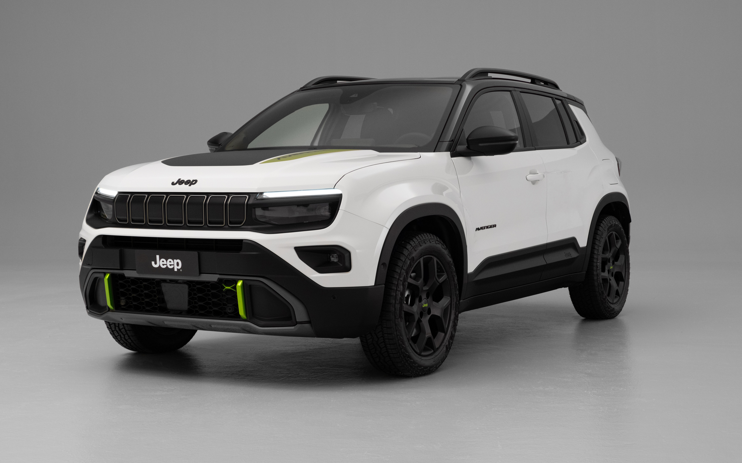 Белый  Jeep Avenger 4xe 2024 года на сером фоне