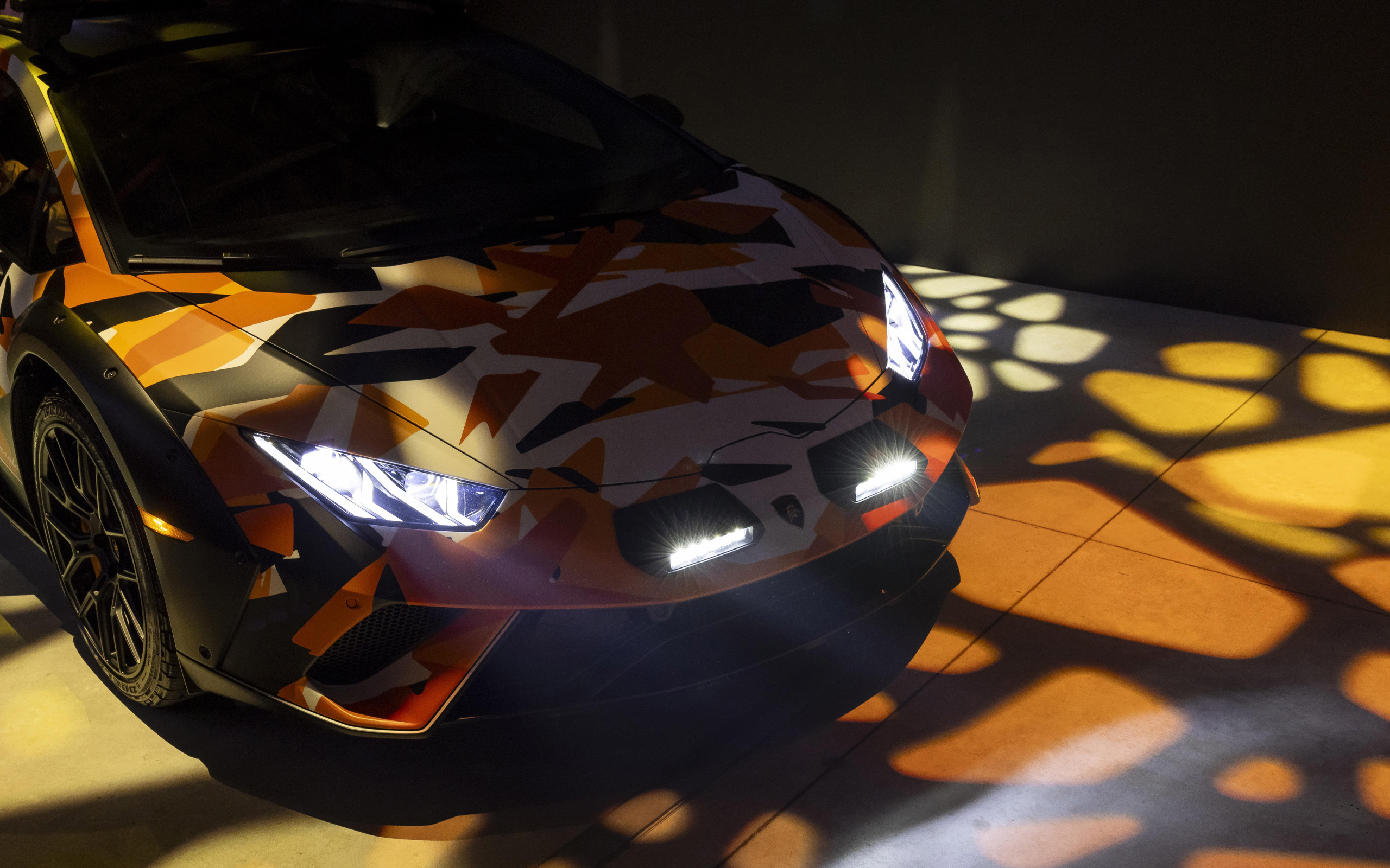Автомобиль Lamborghini Huracán Sterrato All-Terrain Ad Personam 2024 года с включенными фарами