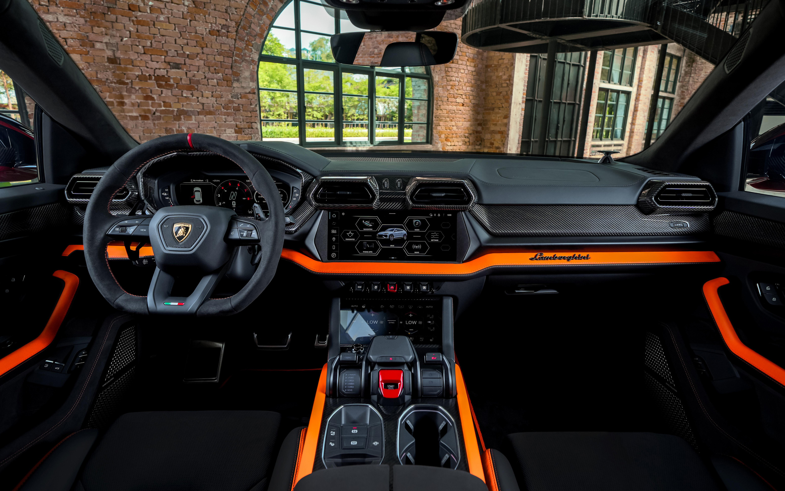 Черный кожаный салон автомобиля Lamborghini Urus SE 2024 года