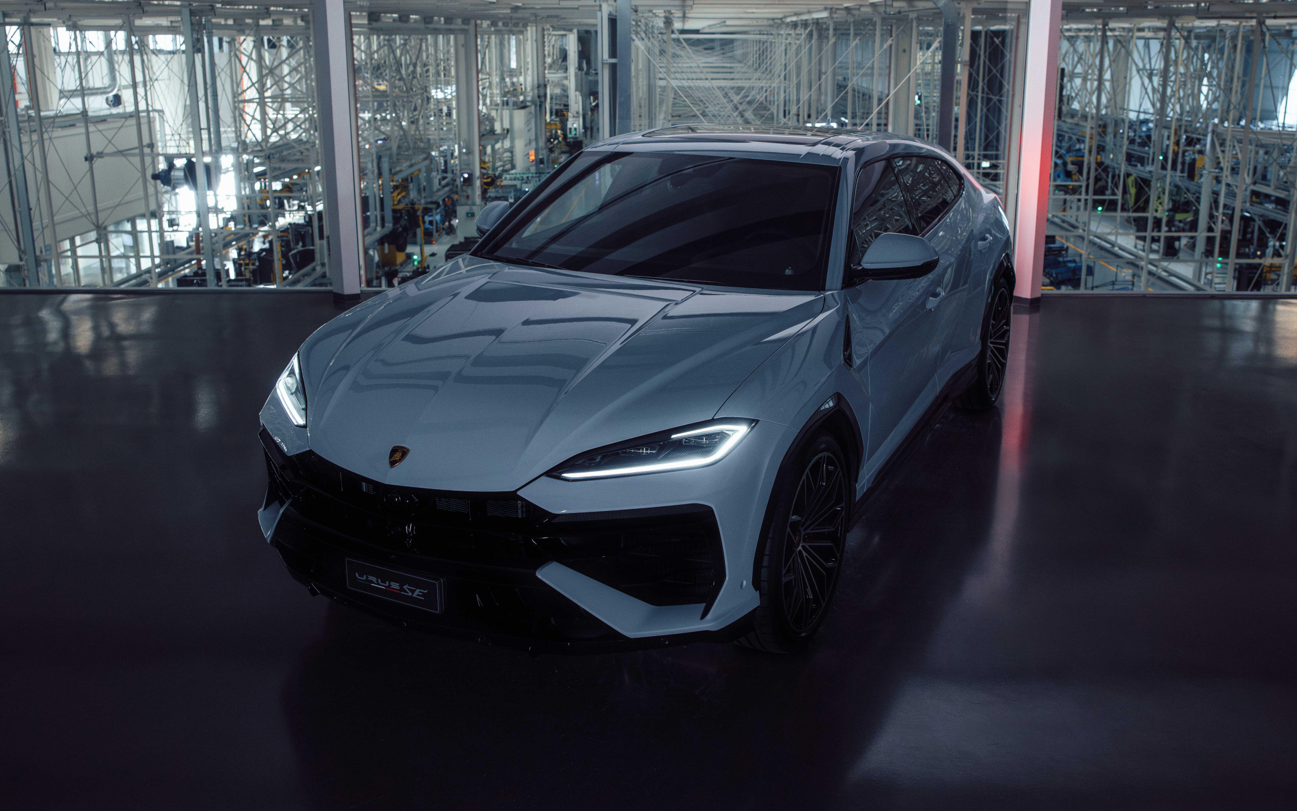 Автомобиль Lamborghini Urus SE Plug-In Hybrid Super SUV 2024 года