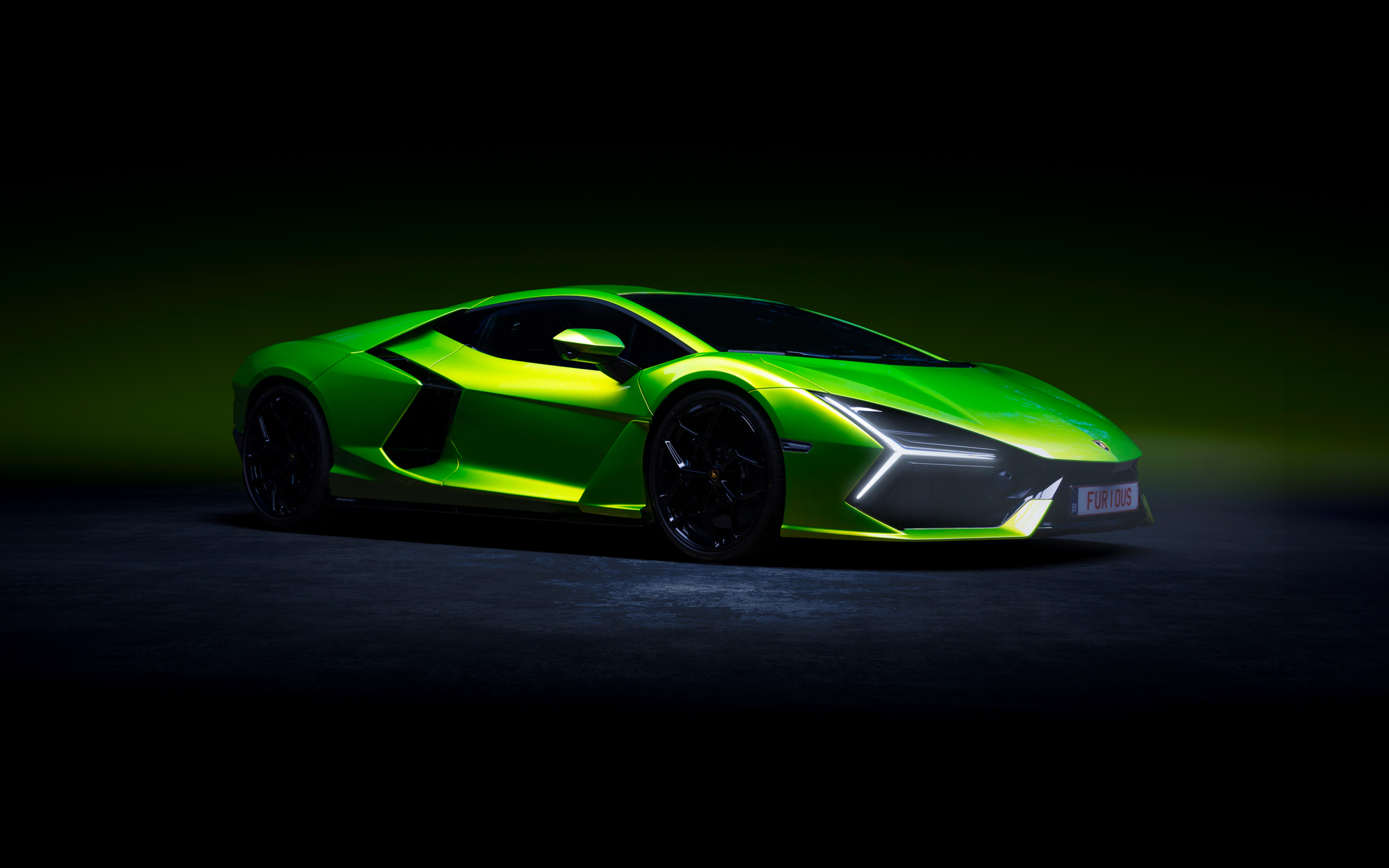 Зеленый суперкар Lamborghini Revuelto на черном фоне