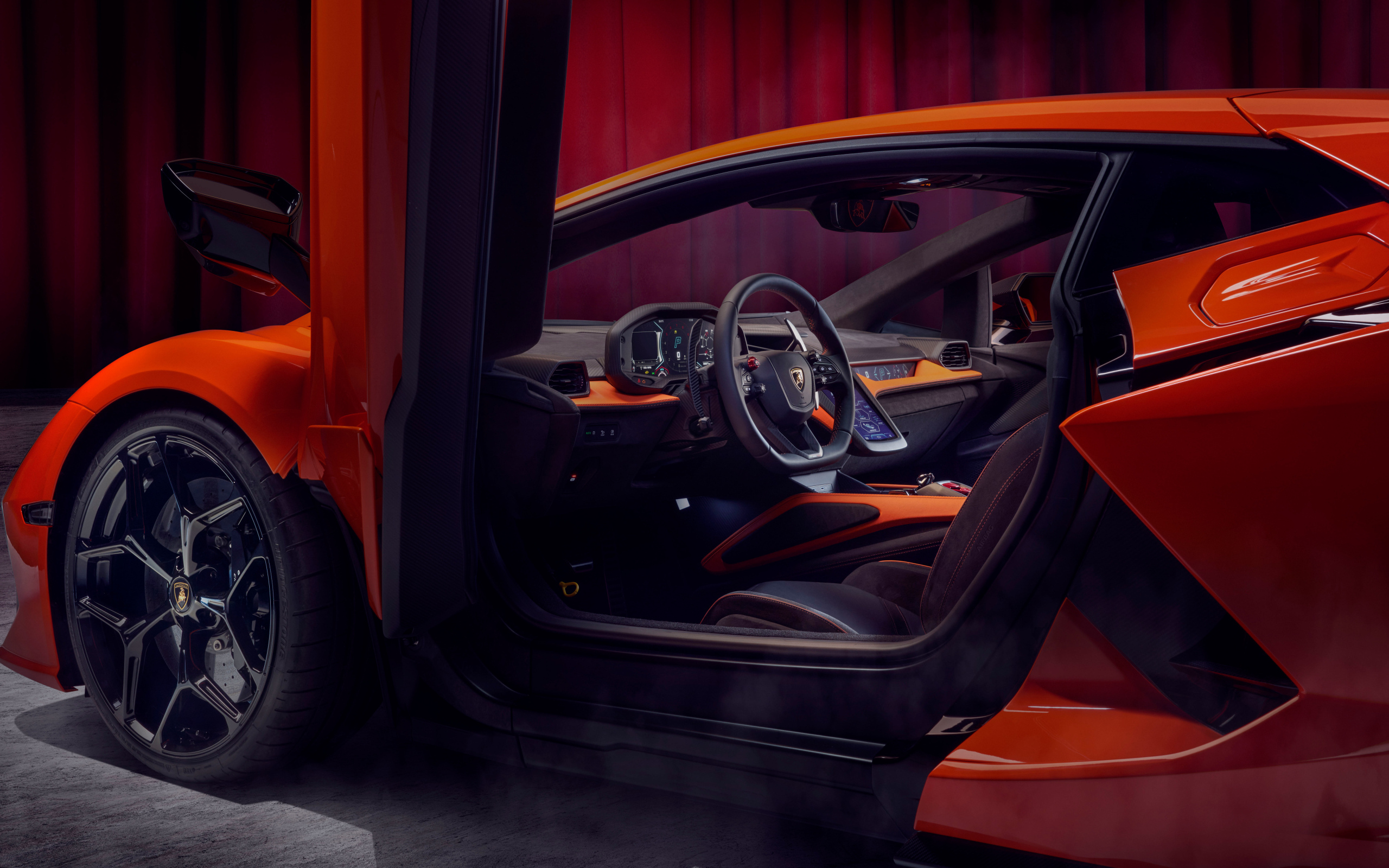 Открытая дверь в автомобиле Lamborghini Revuelto