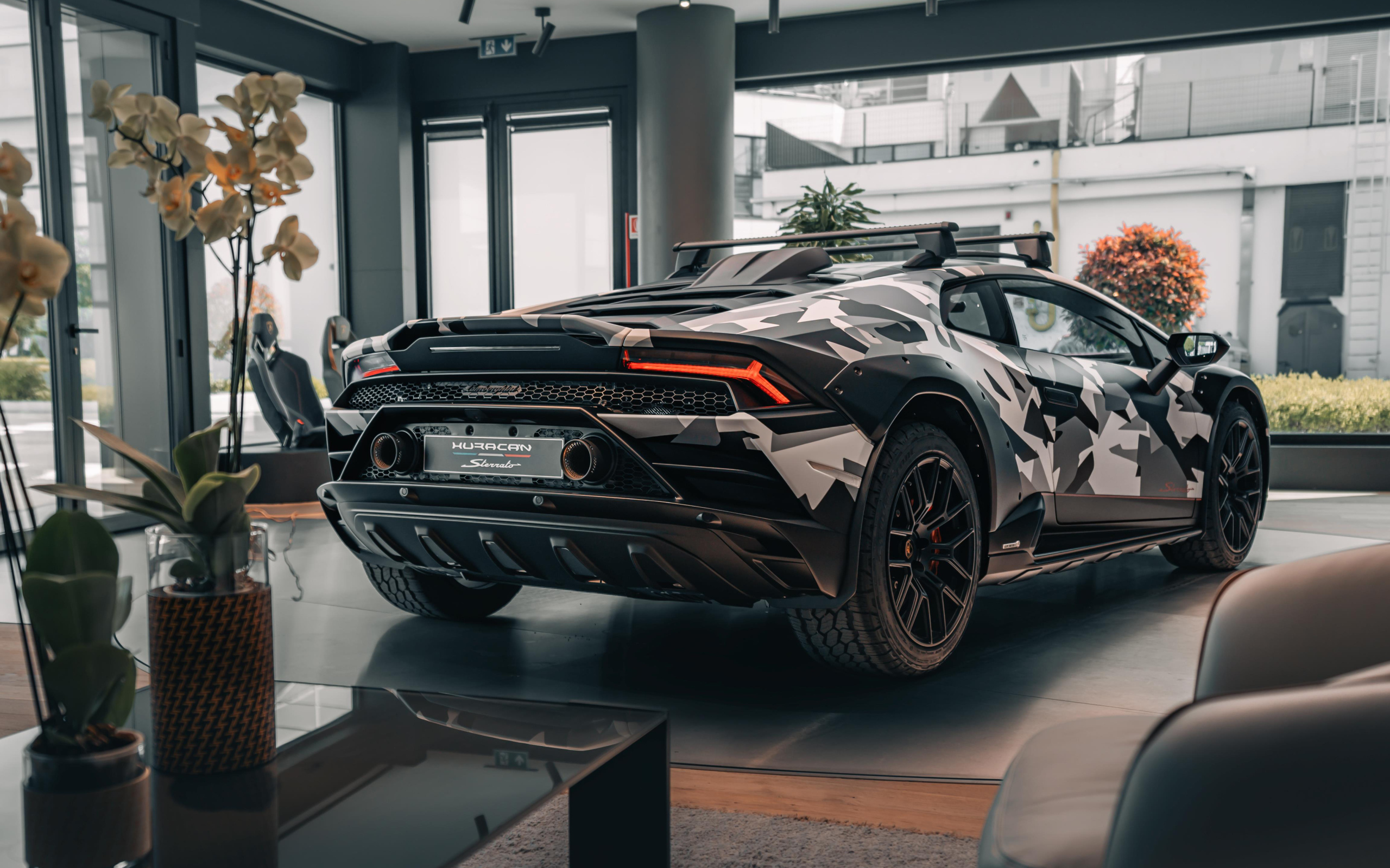 Вид сзади на автомобиль Lamborghini Huracán Sterrato All-Terrain Ad Personam 2024  года в здании