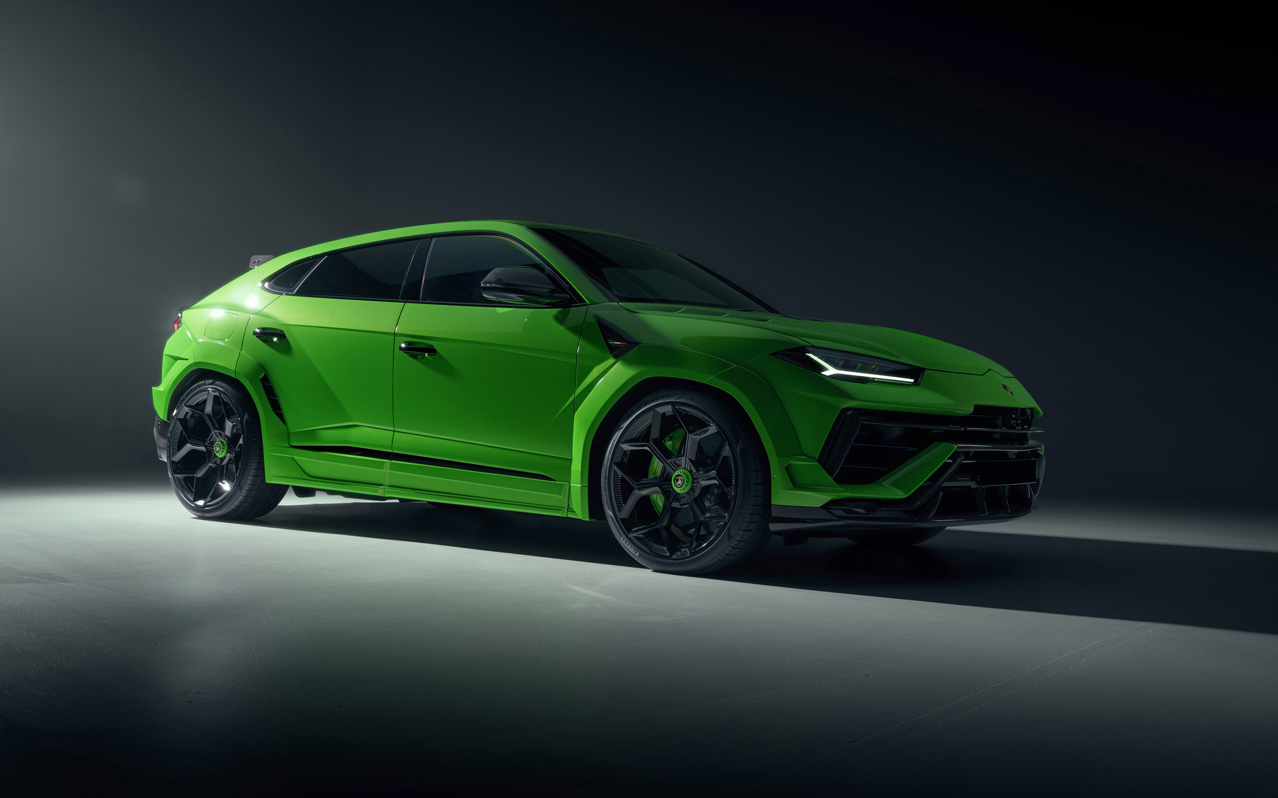 Вид сбоку на автомобиль Lamborghini Urus  на черном фоне