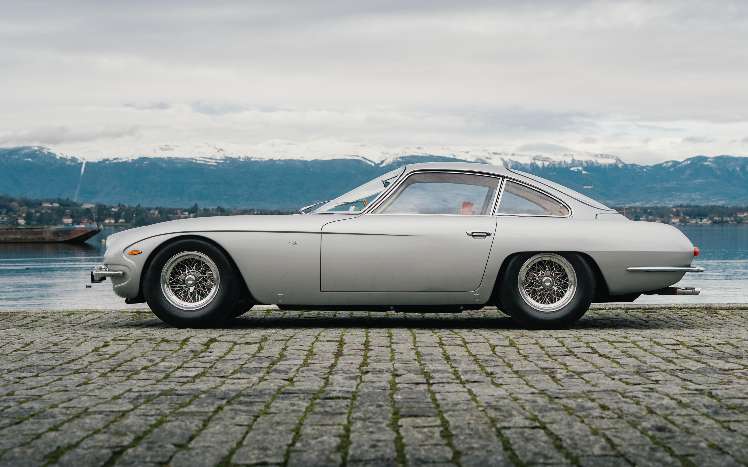 Вид сбоку на автомобиль Lamborghini 350 GT