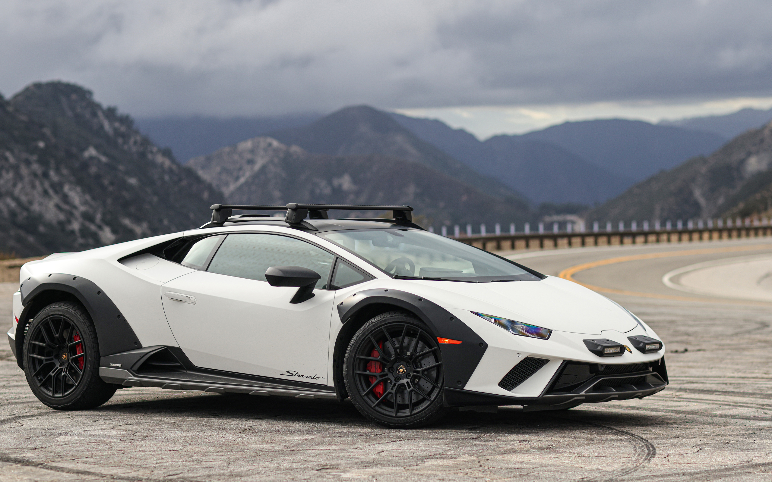 Белый автомобиль Lamborghini Huracán Sterrato  2024 года