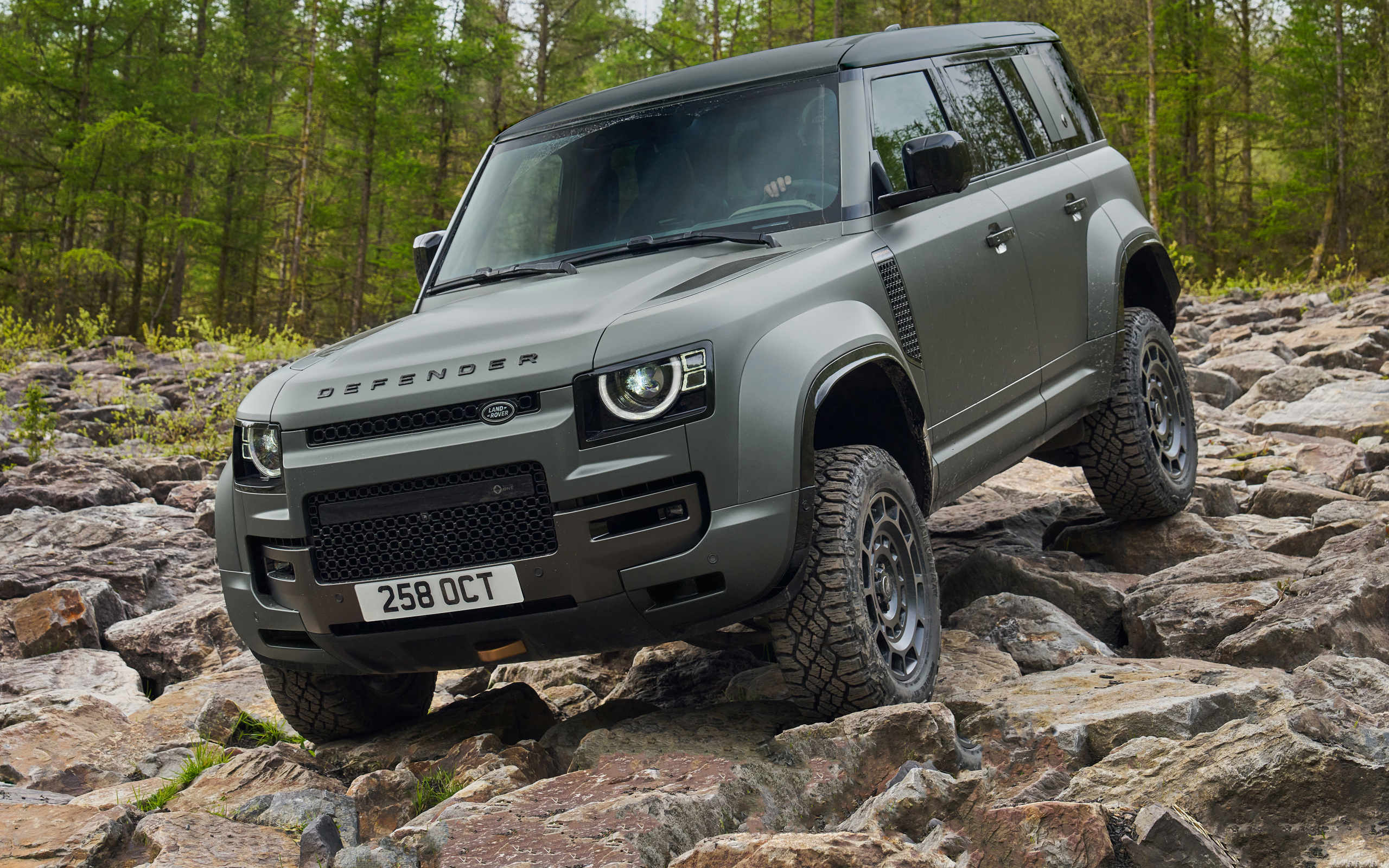 Внедорожник Land Rover Defender OCTA 2024 года на камнях