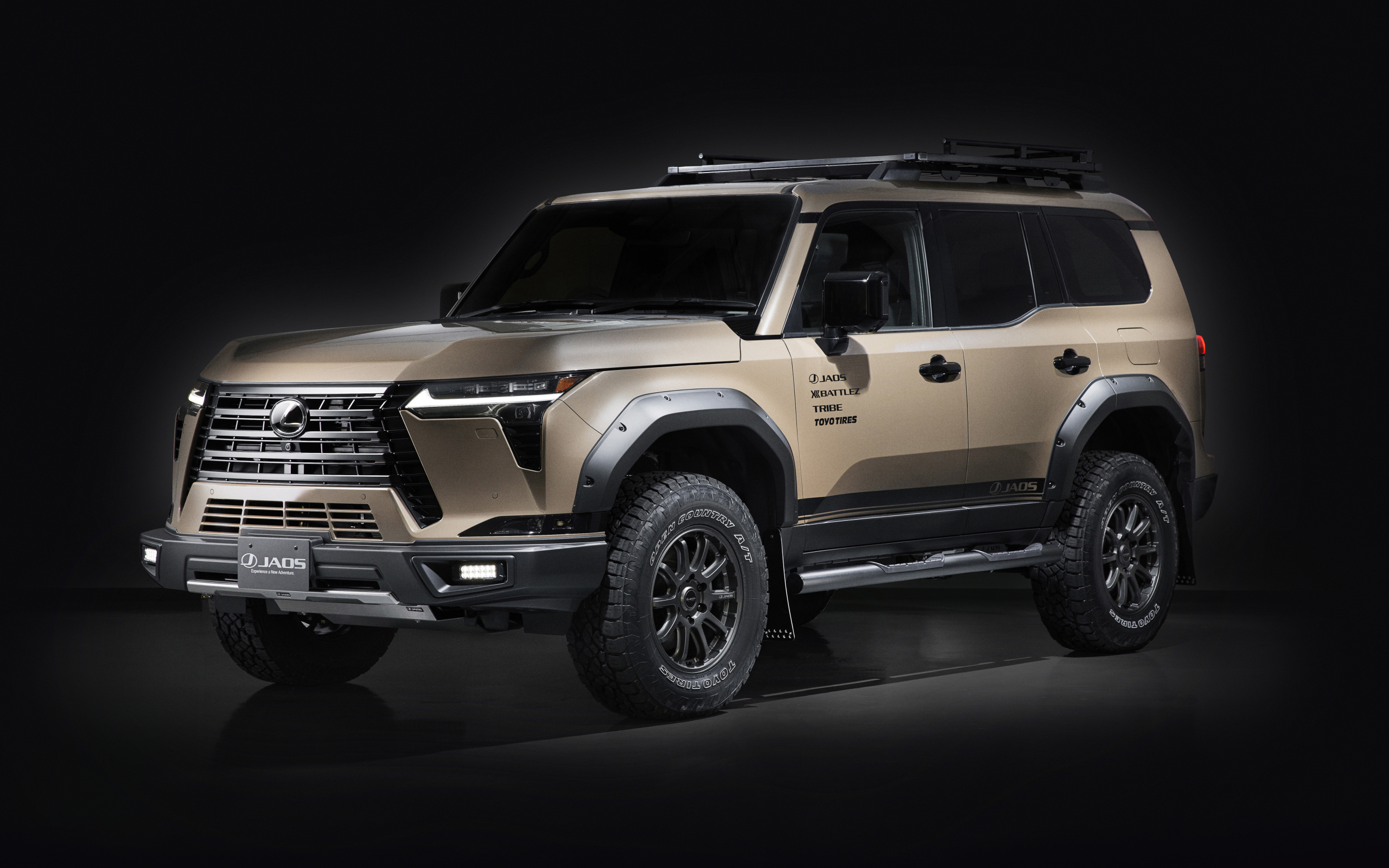 Внедорожник  Lexus GX 550 Overtrail 2024 года на черном фоне