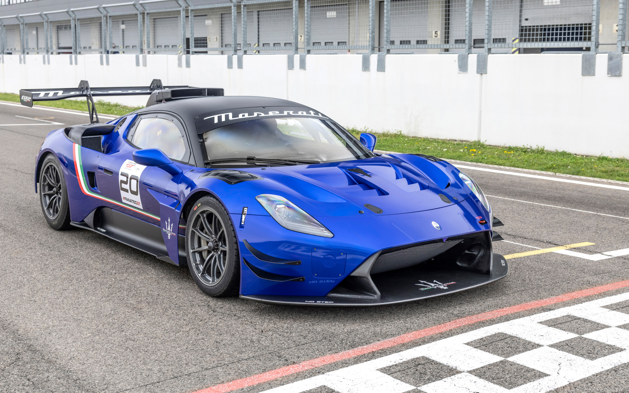 Синий автомобиль Maserati GT2  на трассе