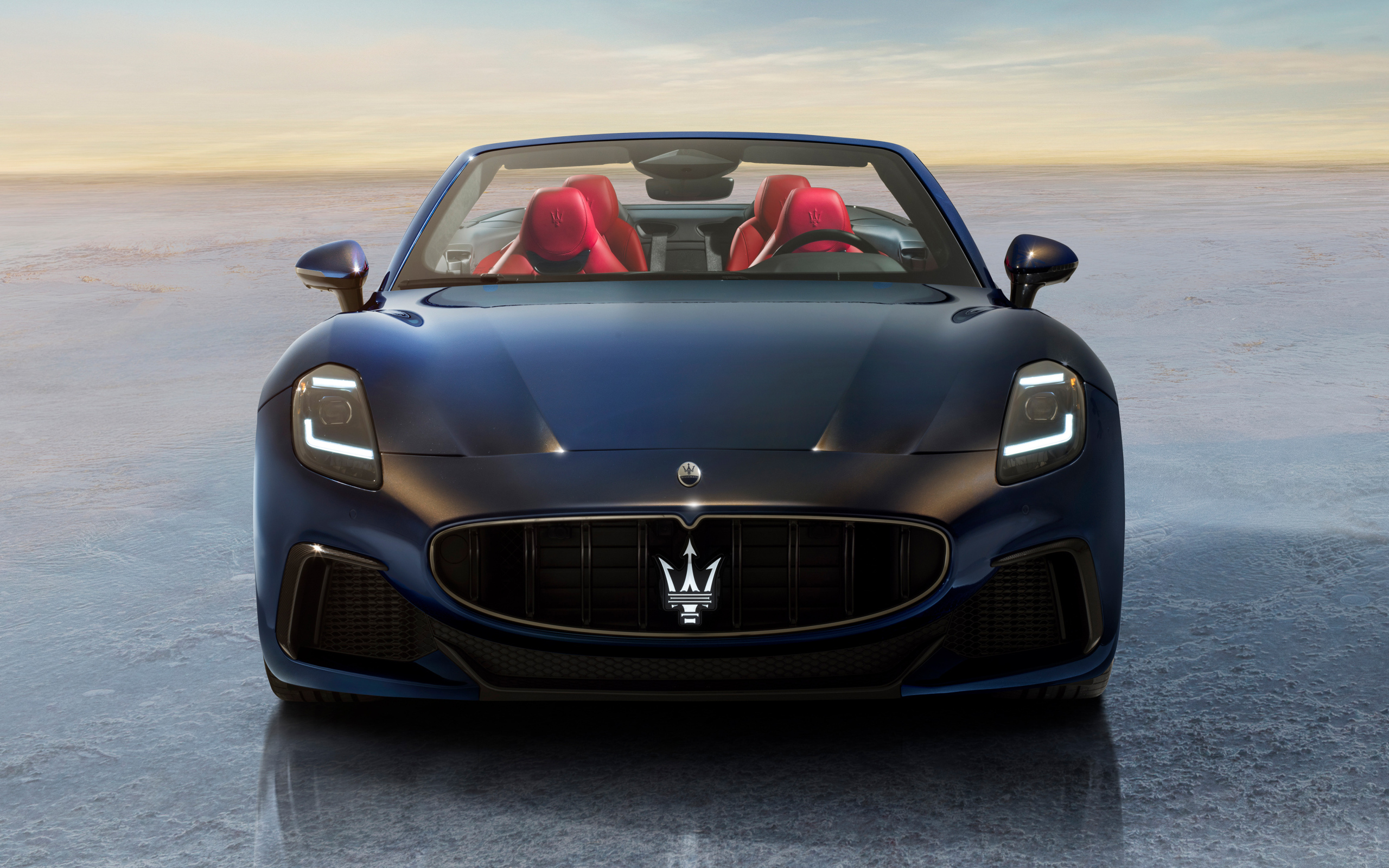 Вид спереди на автомобиль Maserati GranCabrio Trofeo 2024 года