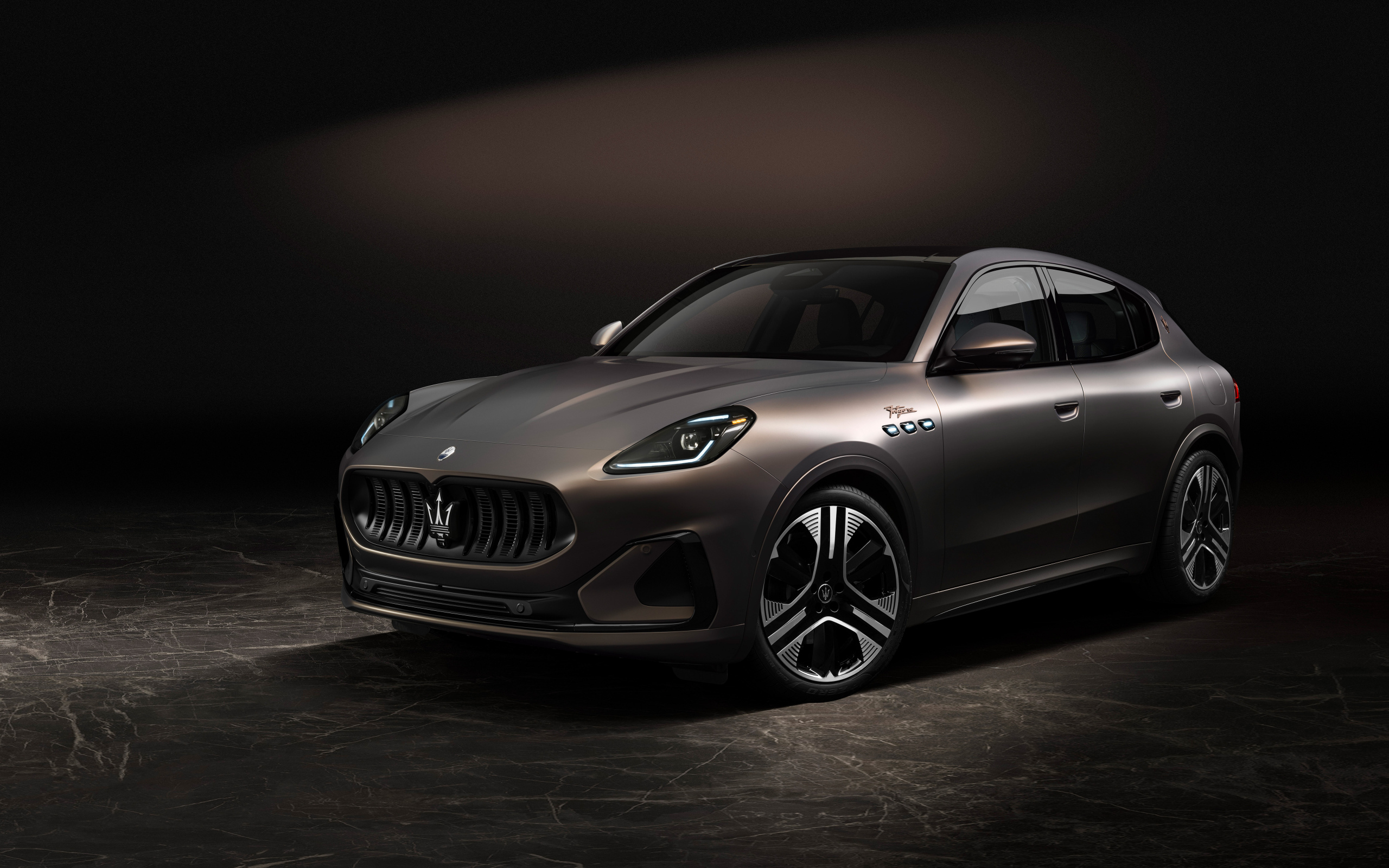 Автомобиль Maserati Grecale Folgore на сером фоне
