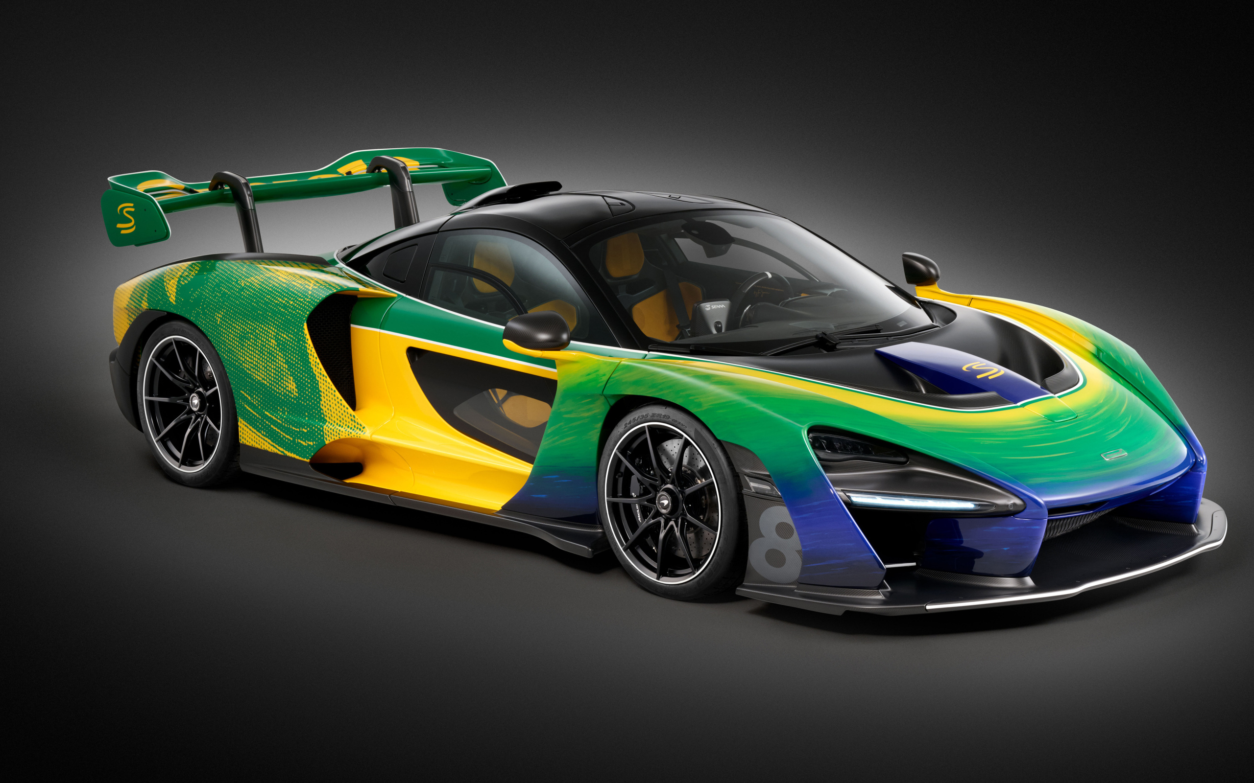 Автомобиль McLaren Senna Sempre 2024  года на сером фоне