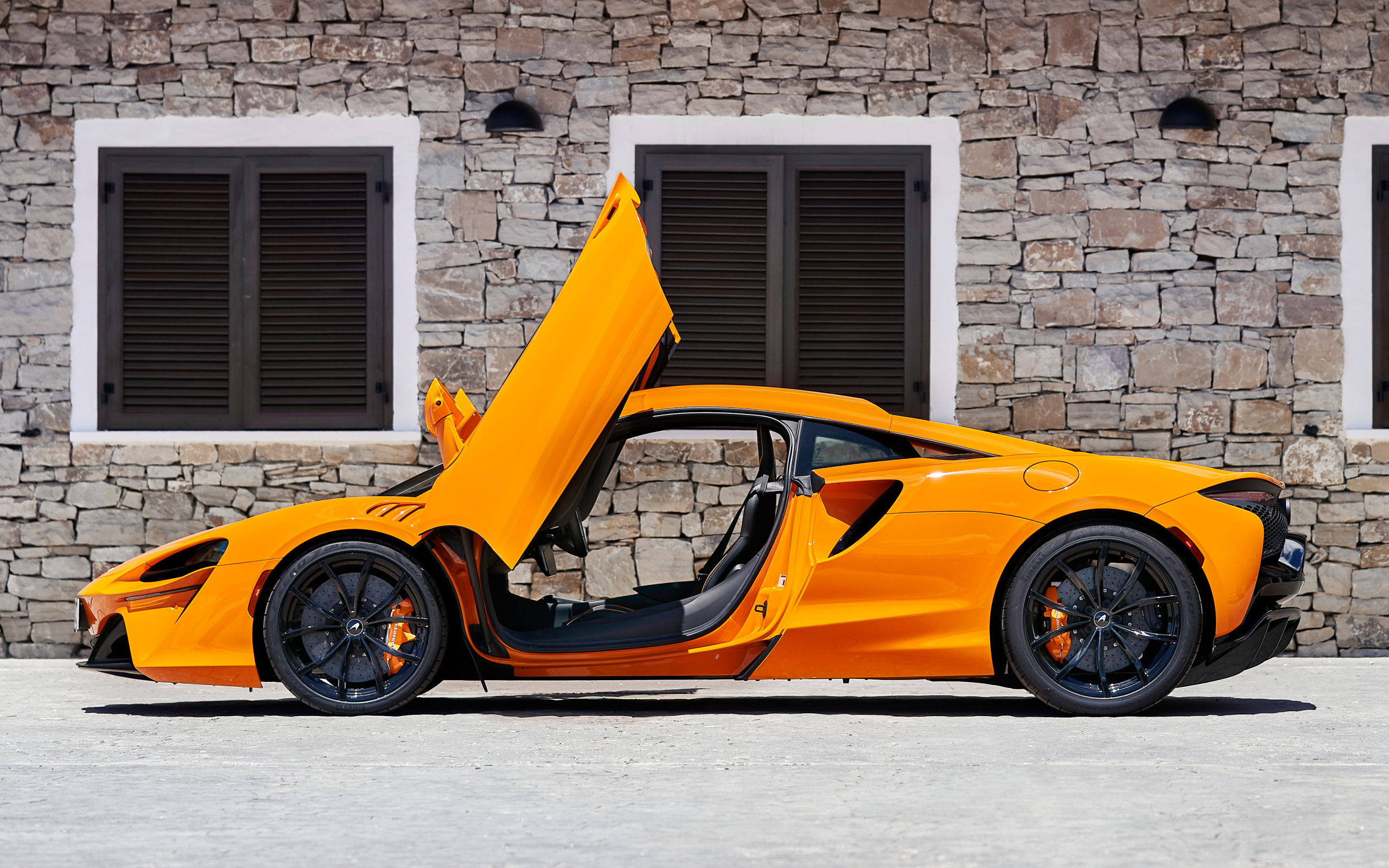 Быстрый McLaren Artura с открытыми дверями