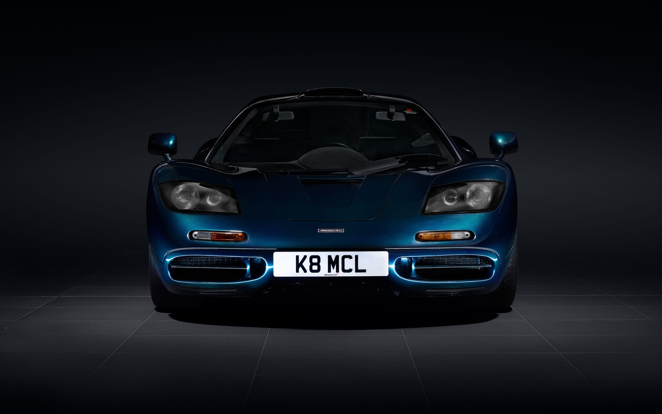 Вид спереди на спортивный автомобиль McLaren F1