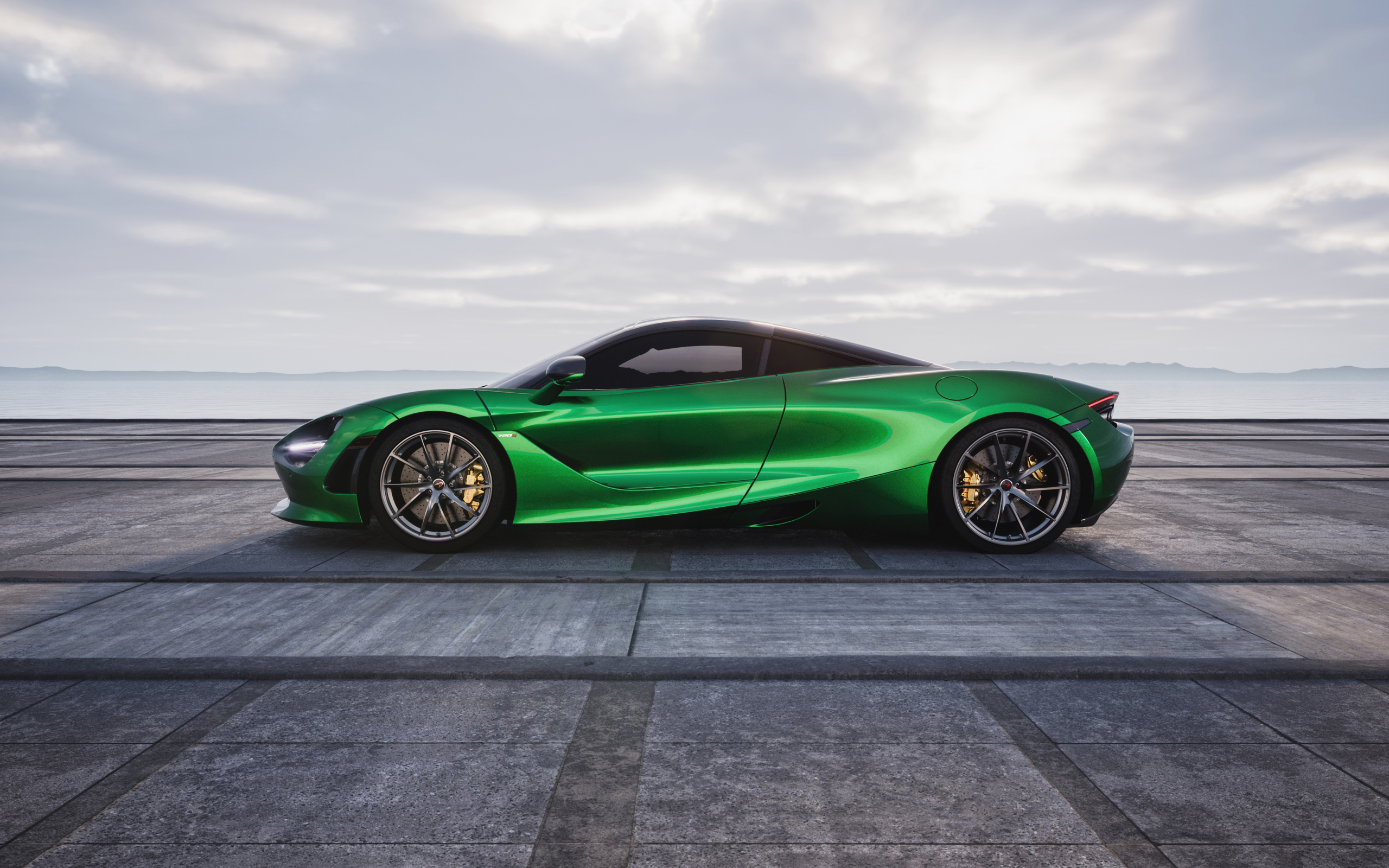 Зеленый автомобиль McLaren 720S CGI на фоне неба