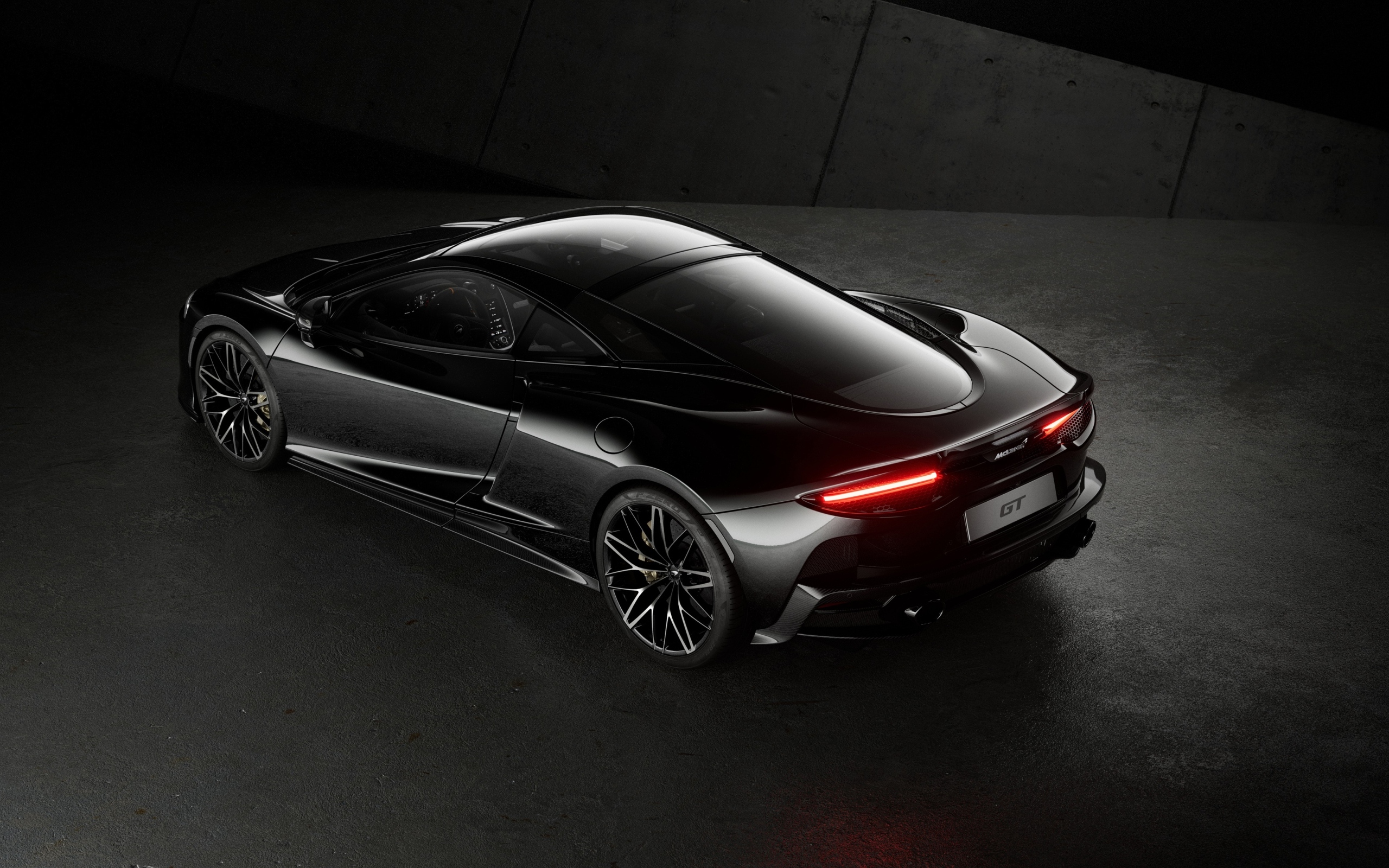 Вид сзади на черный автомобиль McLaren GT 60th Anniversary Edition