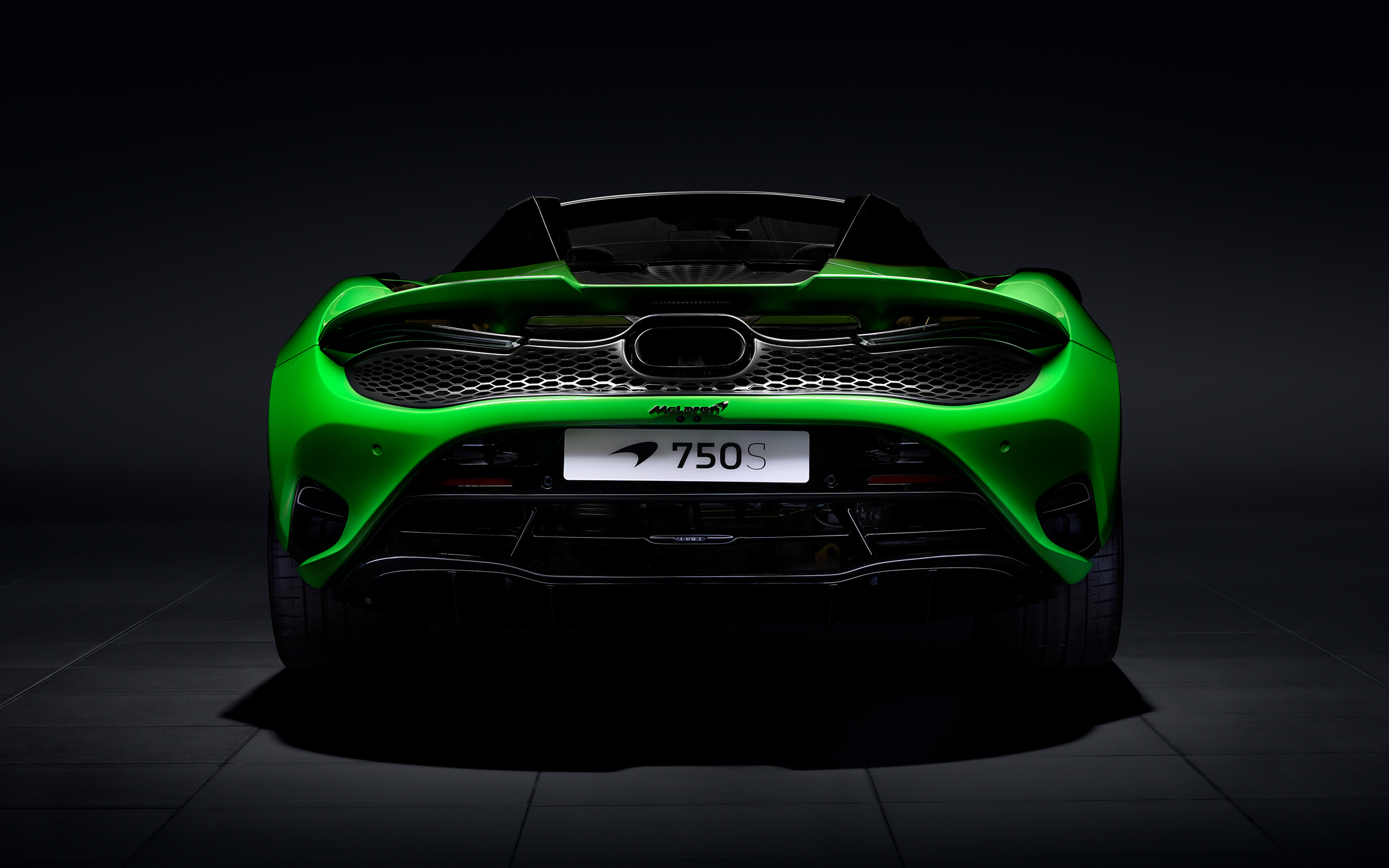 Вид сзади на зеленый автомобиль McLaren 750S
