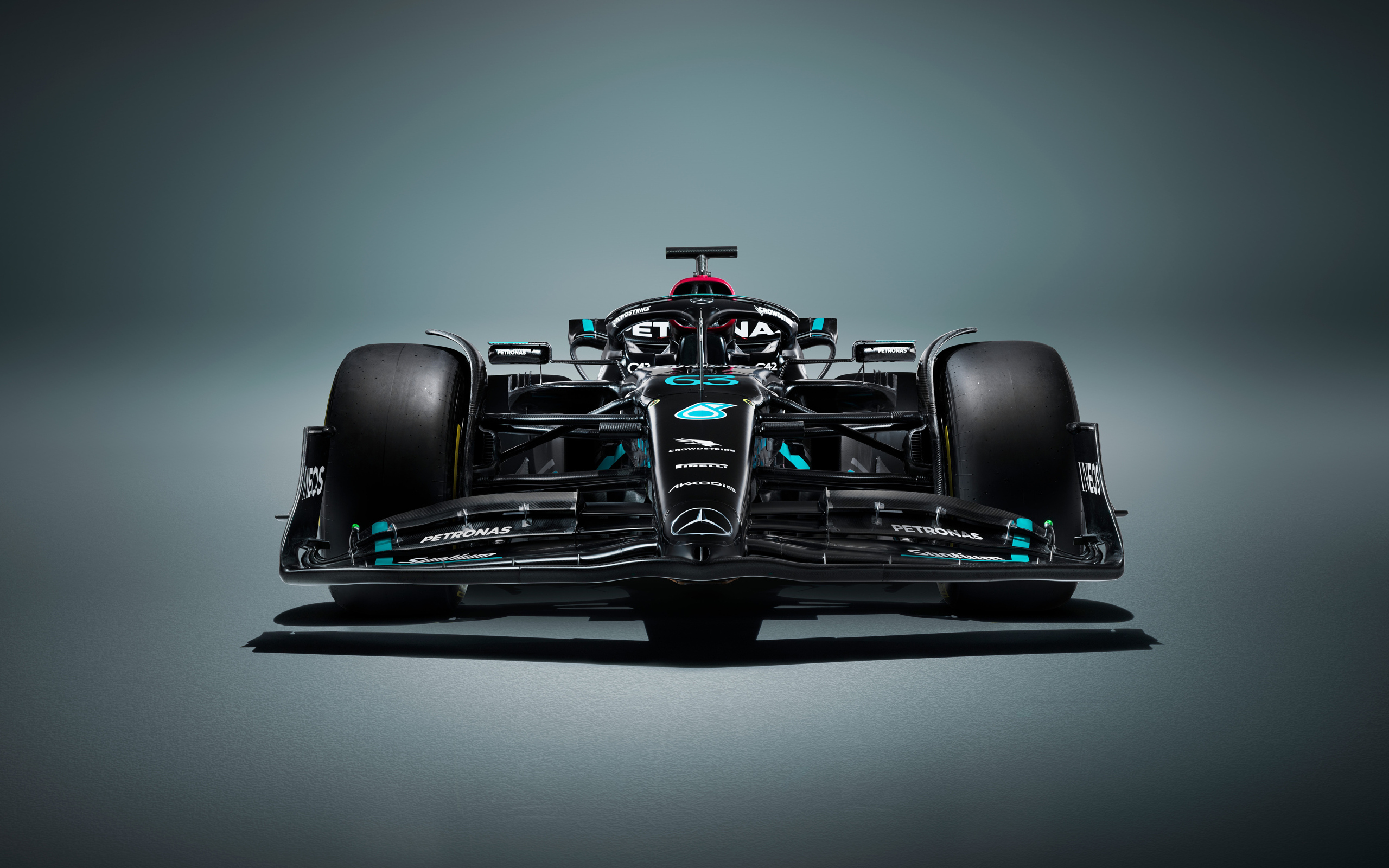 Черный гоночный автомобиль Mercedes-AMG F1 W14 E Performance вид спереди