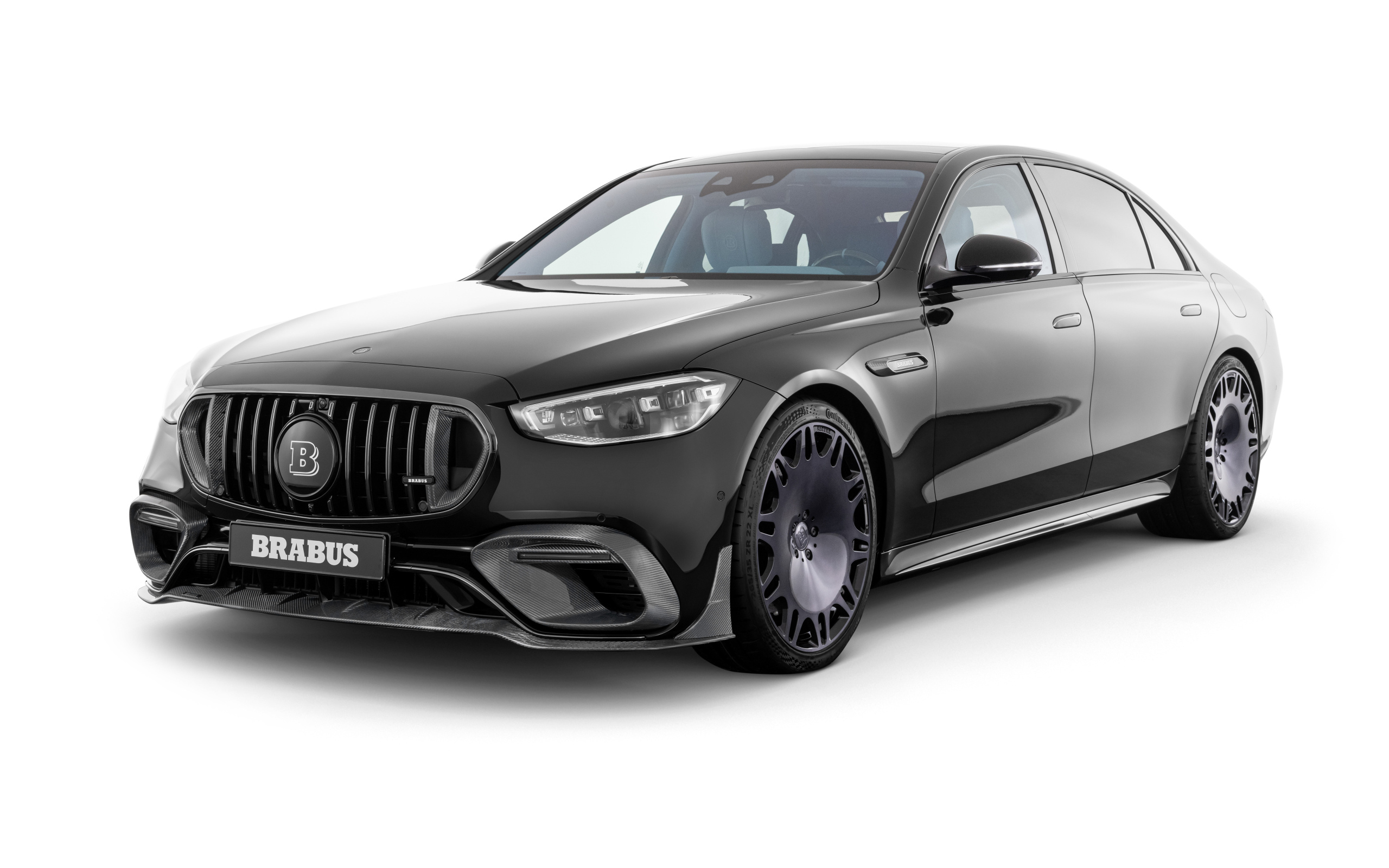 Черный автомобиль Mercedes-AMG S 63 E Performance Brabus 930 на белом фоне