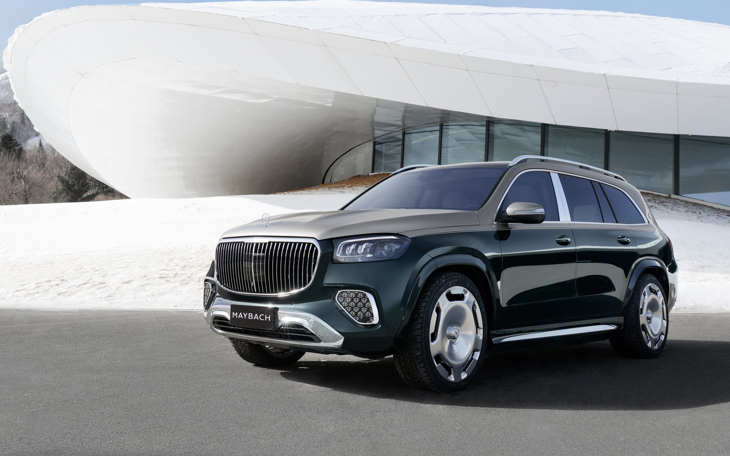 Черный автомобиль Mercedes-Maybach GLS 600 4MATIC 2024 года