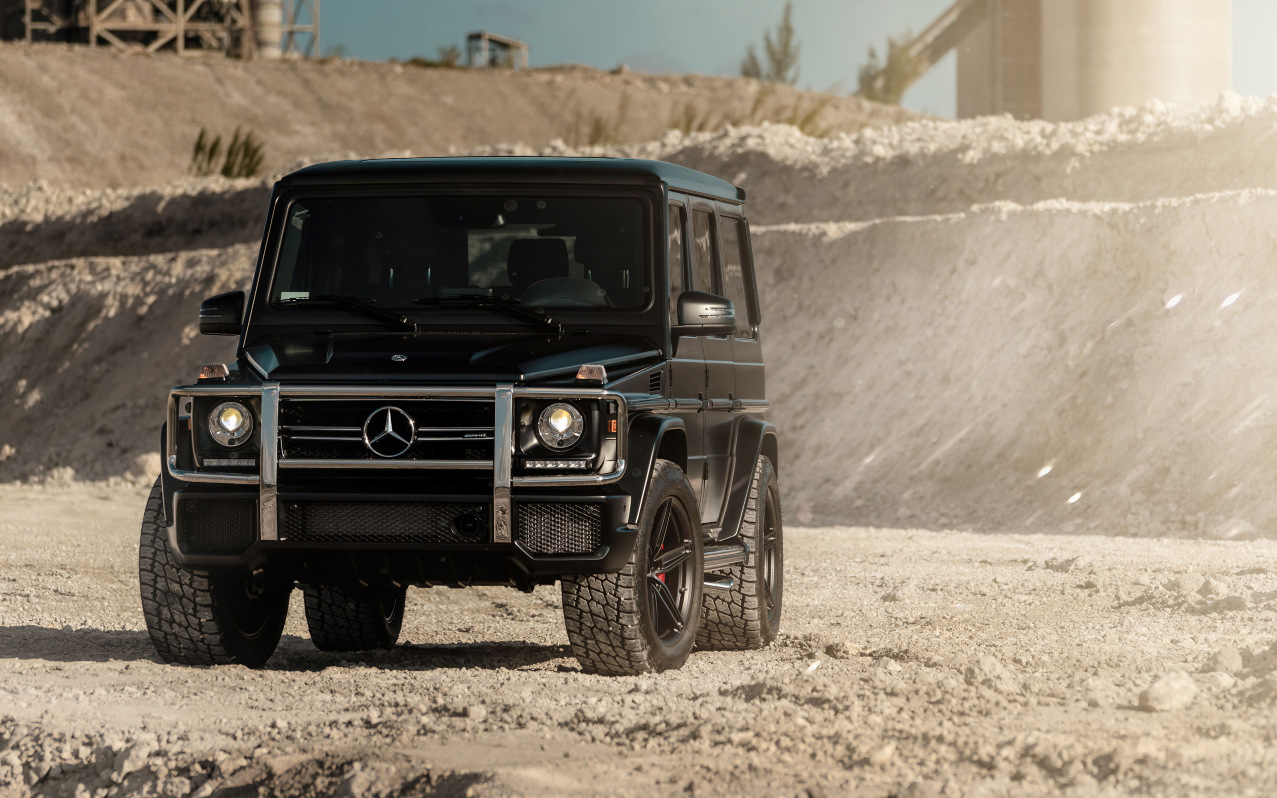 Черный джип Mercedes G Wagon в горах