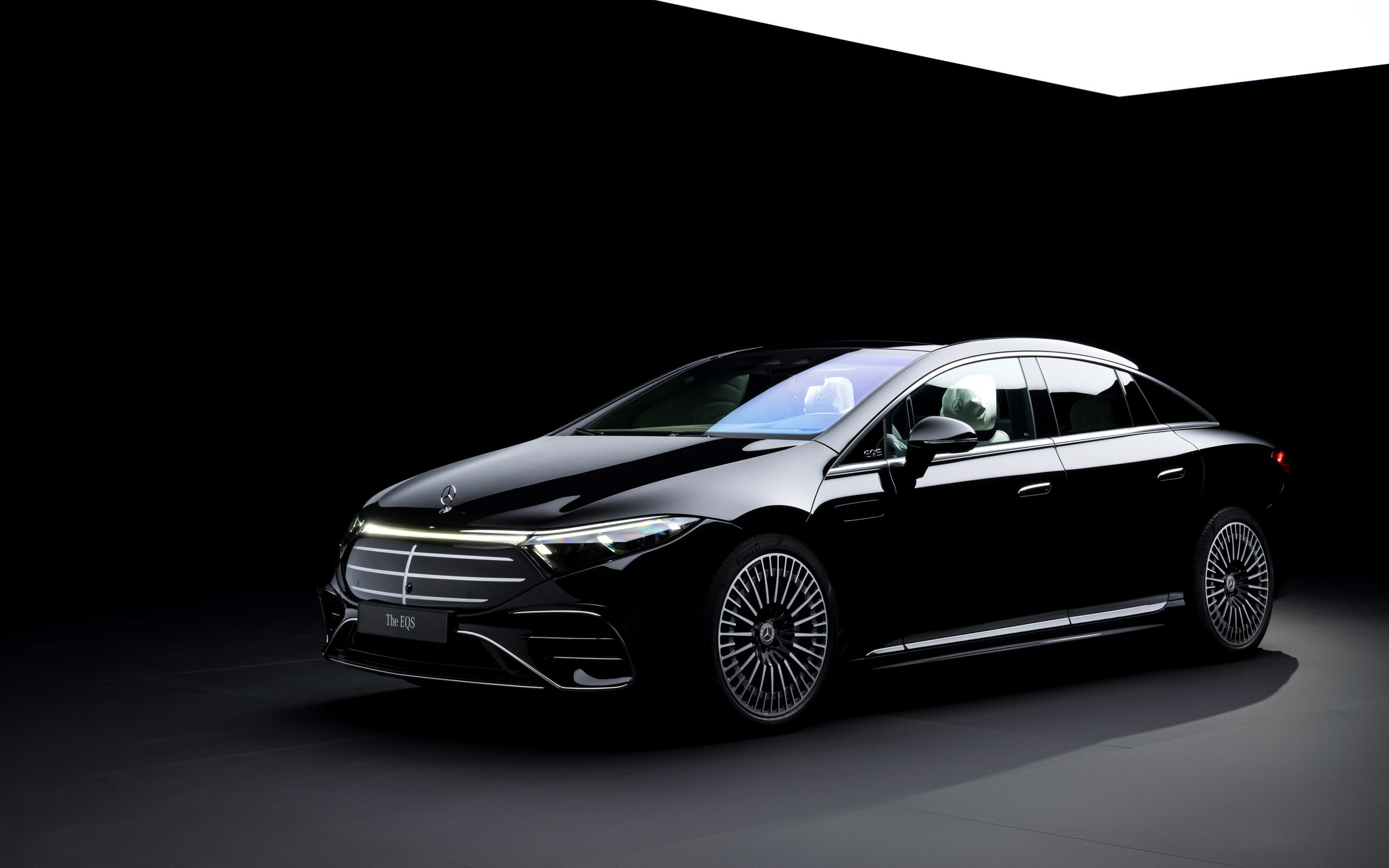 Черный стильный автомобиль Mercedes-Benz EQS 580 4MATIC AMG Line Manufaktur Selection 2024 года