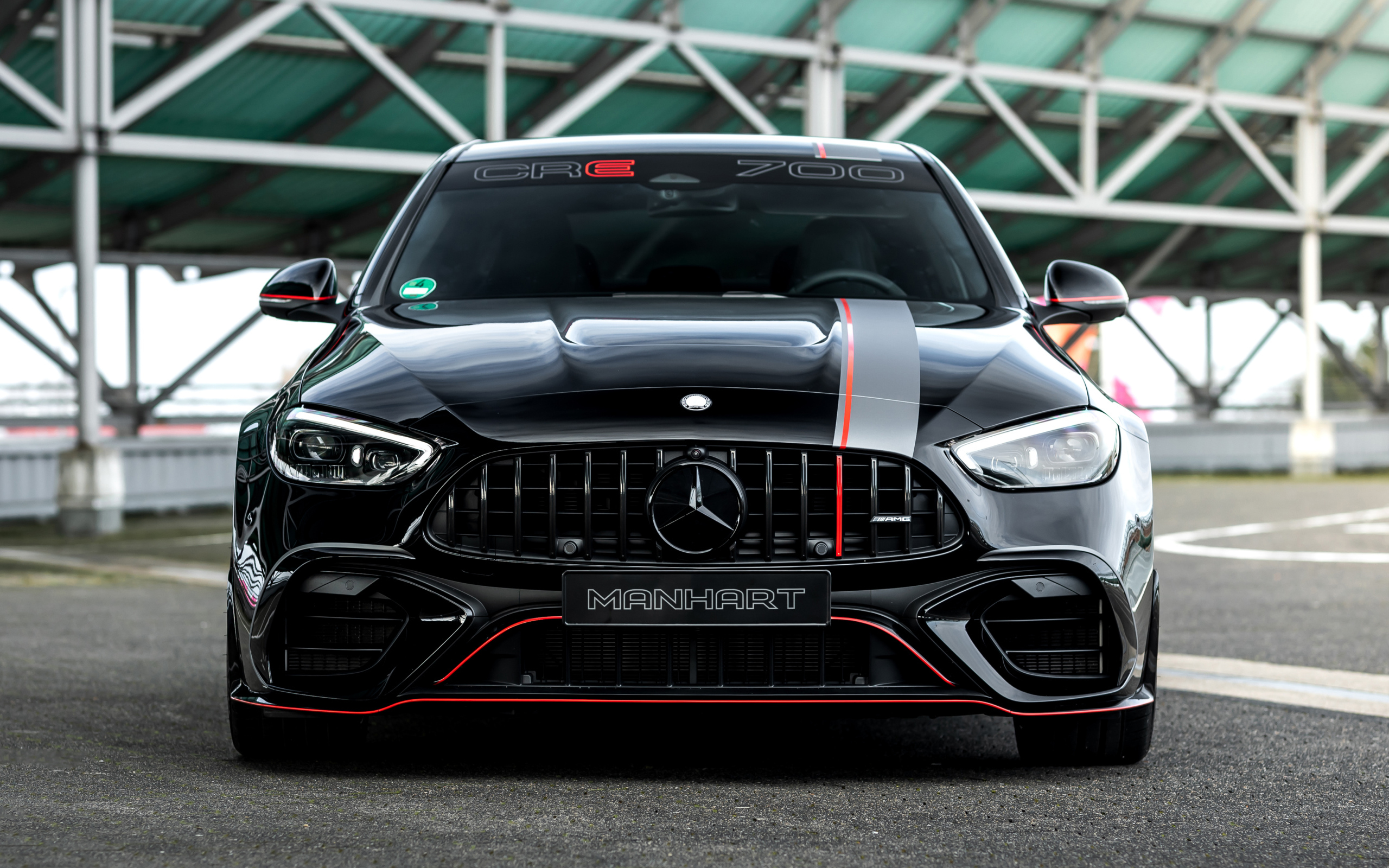 Вид спереди на автомобиль Mercedes-AMG C 63 S E Performance Manhart CRE 700 2024 года