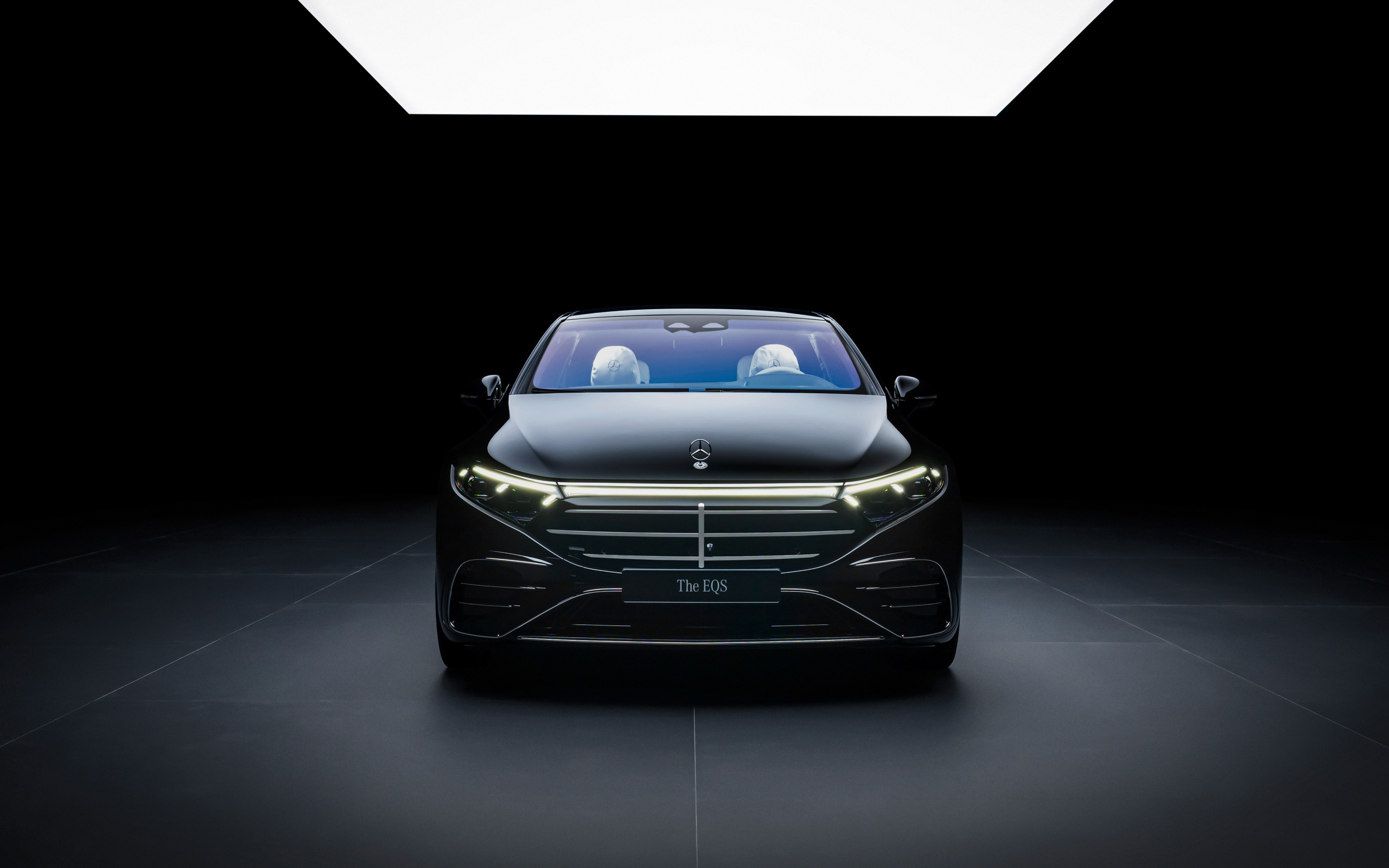 Вид спереди на автомобиль Mercedes-Benz EQS 580 4MATIC AMG Line Manufaktur Selection 2024 года