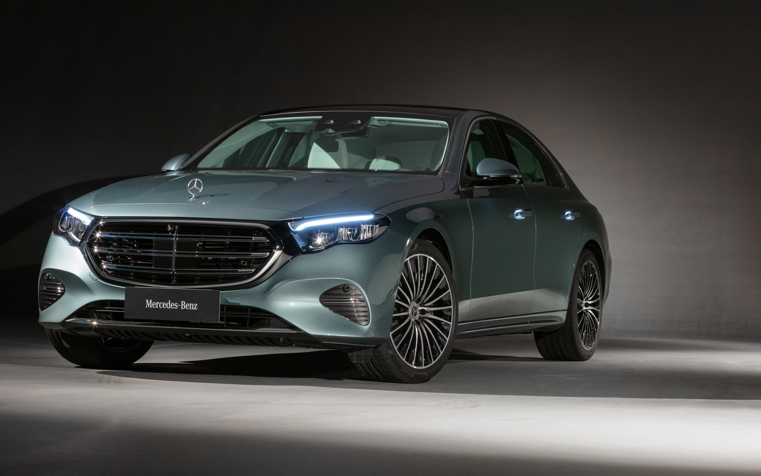 Вид спереди на автомобиль Mercedes-Benz E 300 Exclusive 2024 года