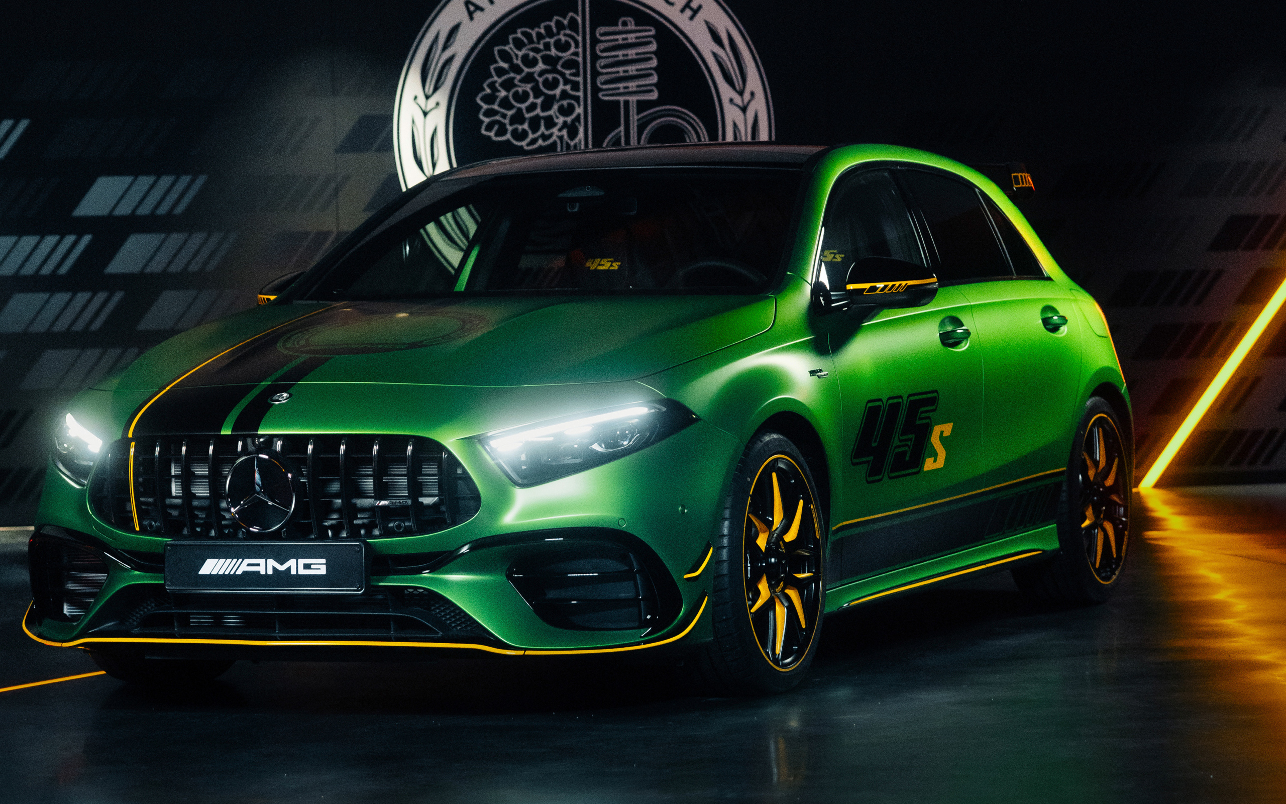 Зеленый автомобиль Mercedes-AMG A 45 S 4MATIC+ Final Edition