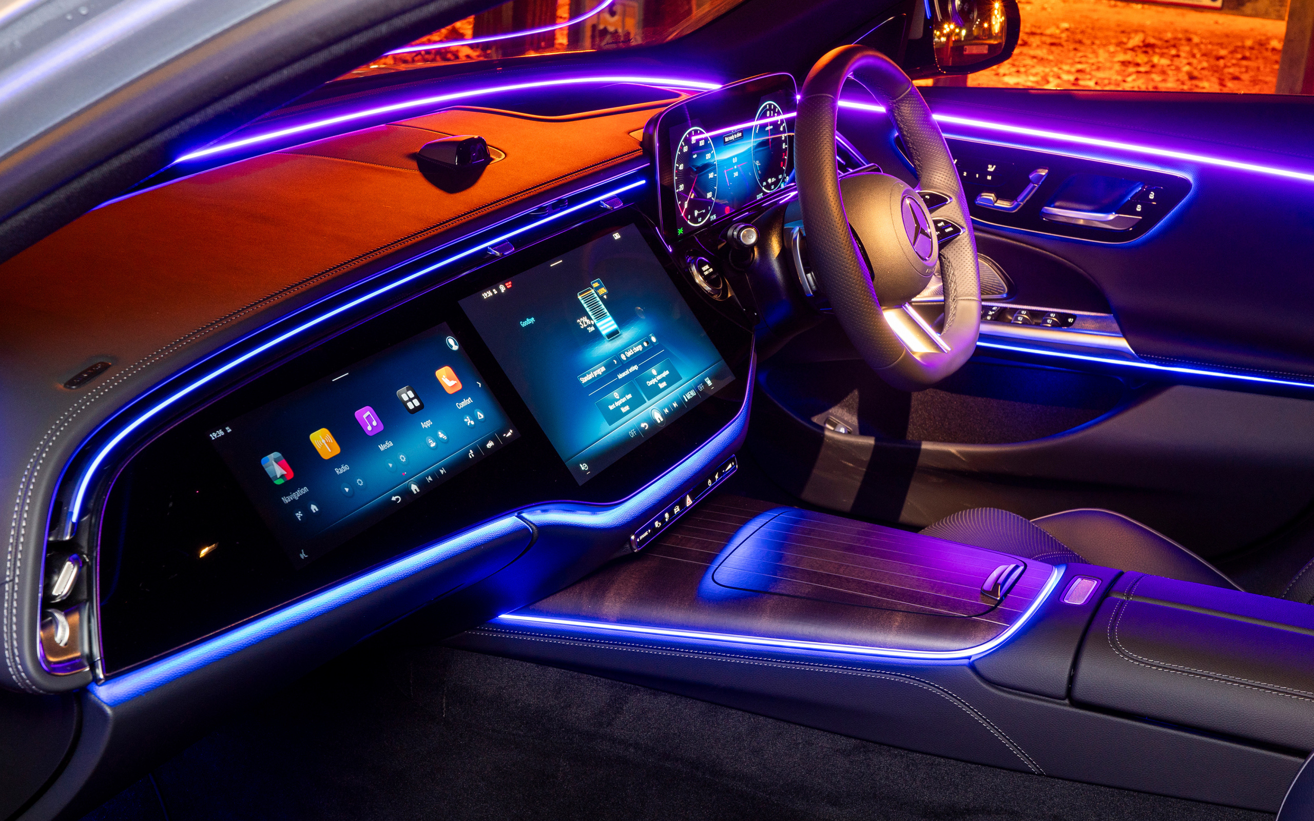 Салон автомобиля Mercedes-Benz E 300 E AMG Line с подсветкой