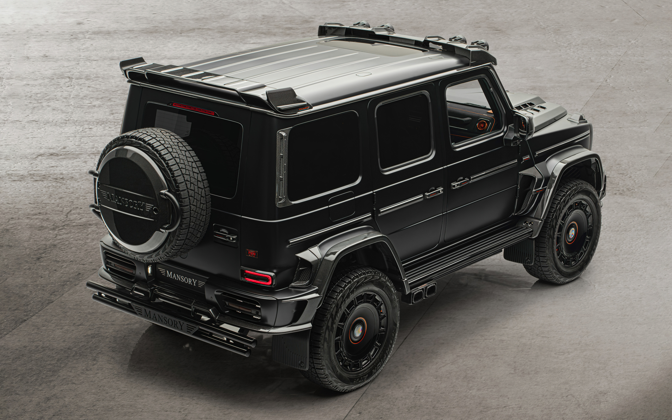 Вид сзади на черный джип Mercedes-AMG G63 Mansory Grande Entree 4x4