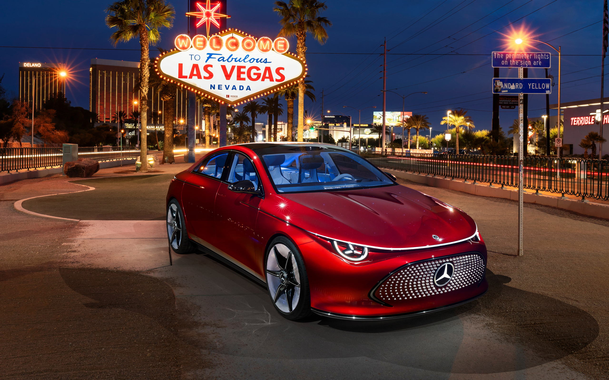 Красный автомобиль Mercedes-Benz Concept CLA Class