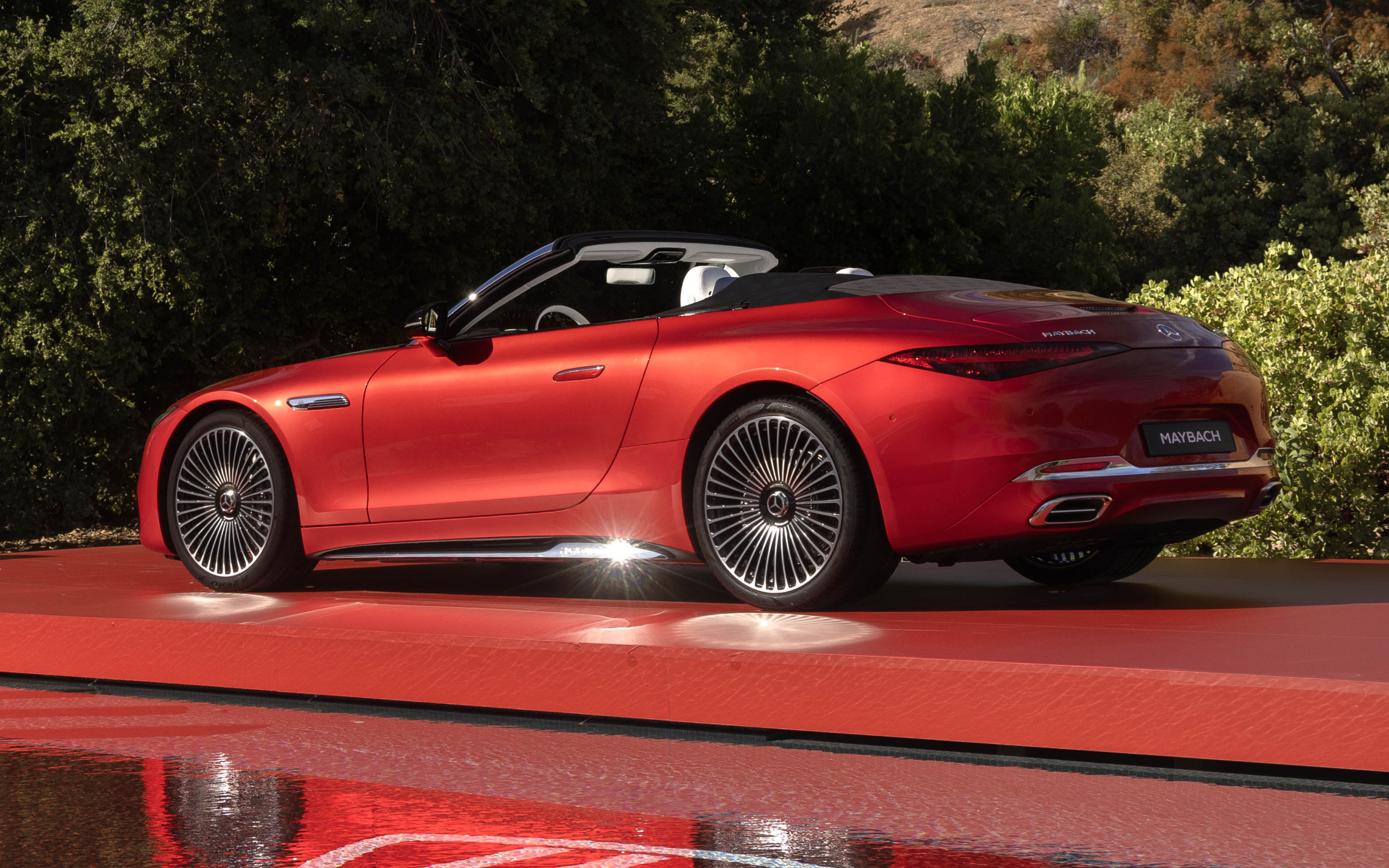 Вид сбоку на красный автомобиль Mercedes-Maybach SL 680 Monogram Series 2024  года