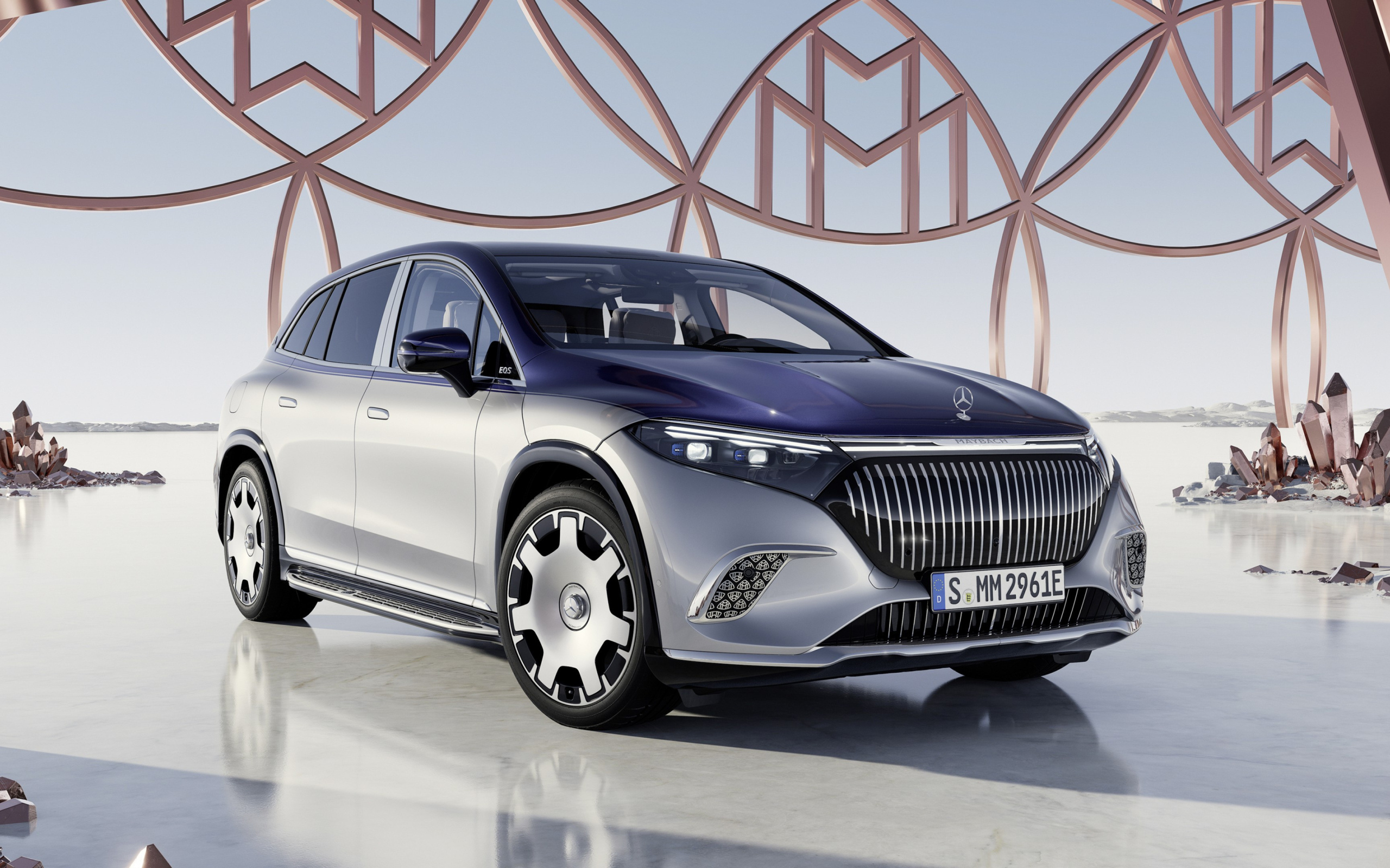 Серебристый автомобиль Mercedes Maybach EQS 680