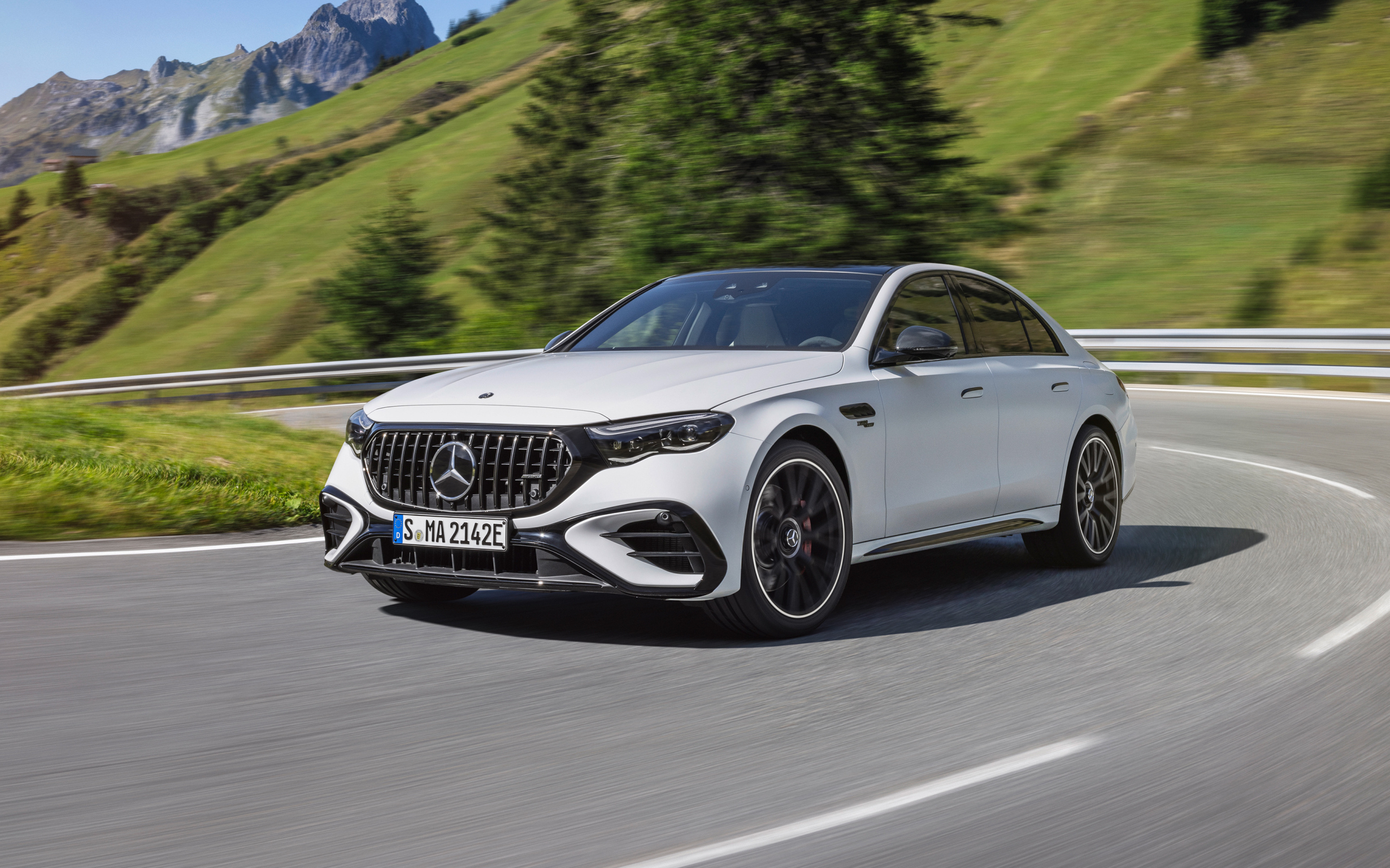 Белый автомобиль Mercedes-AMG E 53 HYBRID 4MATIC+ 2024 года на дороге