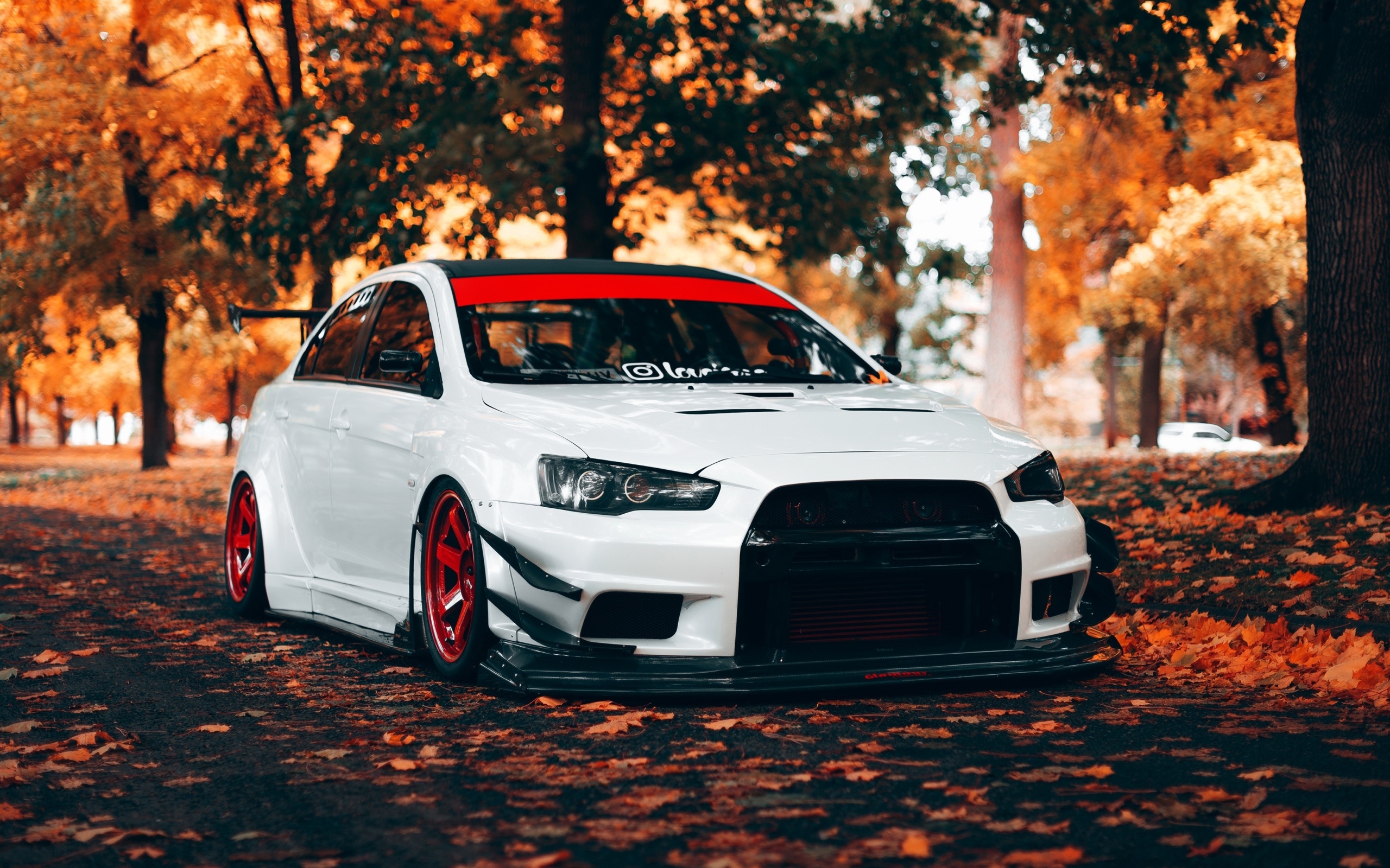 Белый автомобиль Mitsubishi Lancer Evolution X