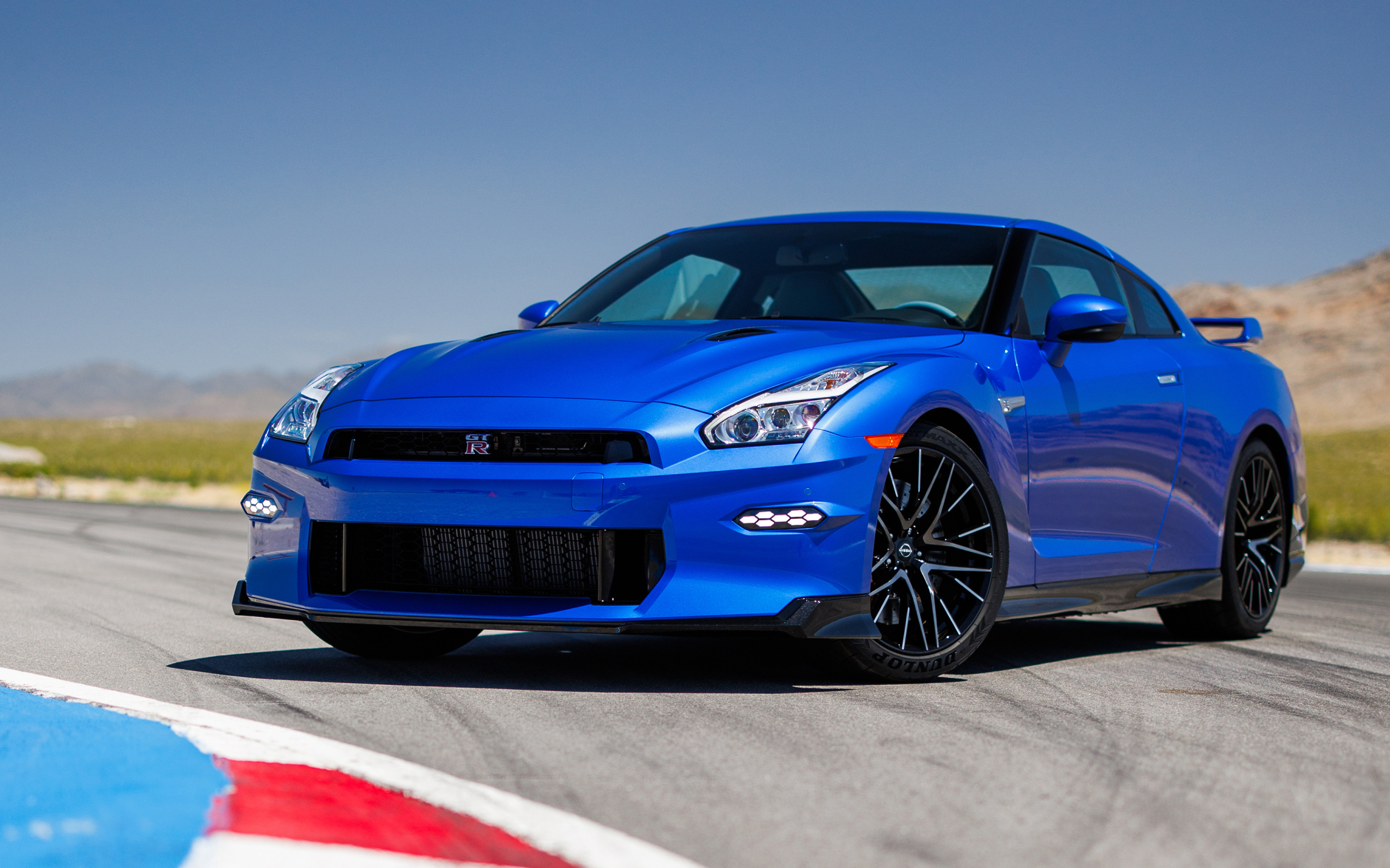 Синий автомобиль Nissan GT-R Skyline Edition 2024 года