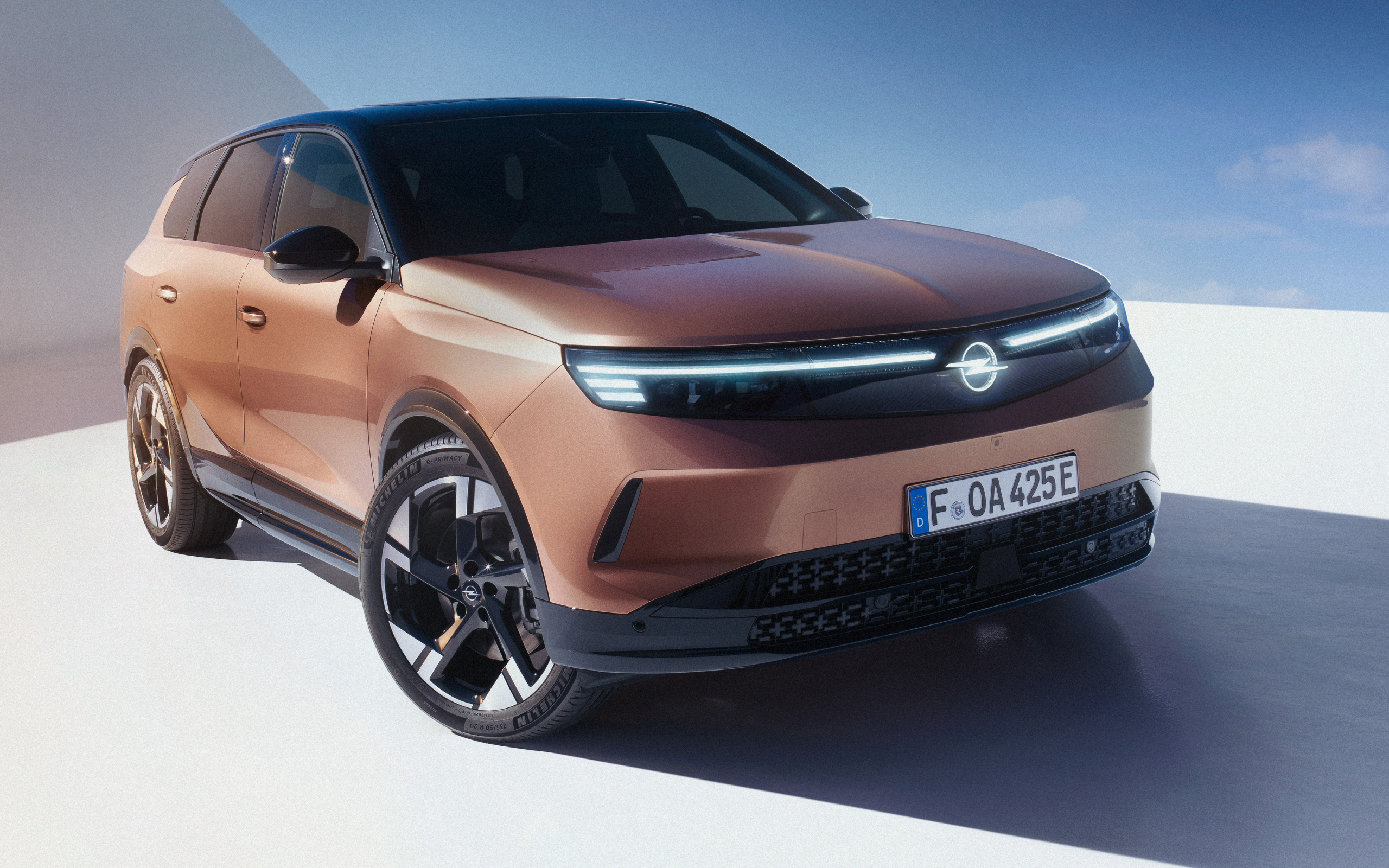 Коричневый автомобиль Opel Grandland Electric 2024 года