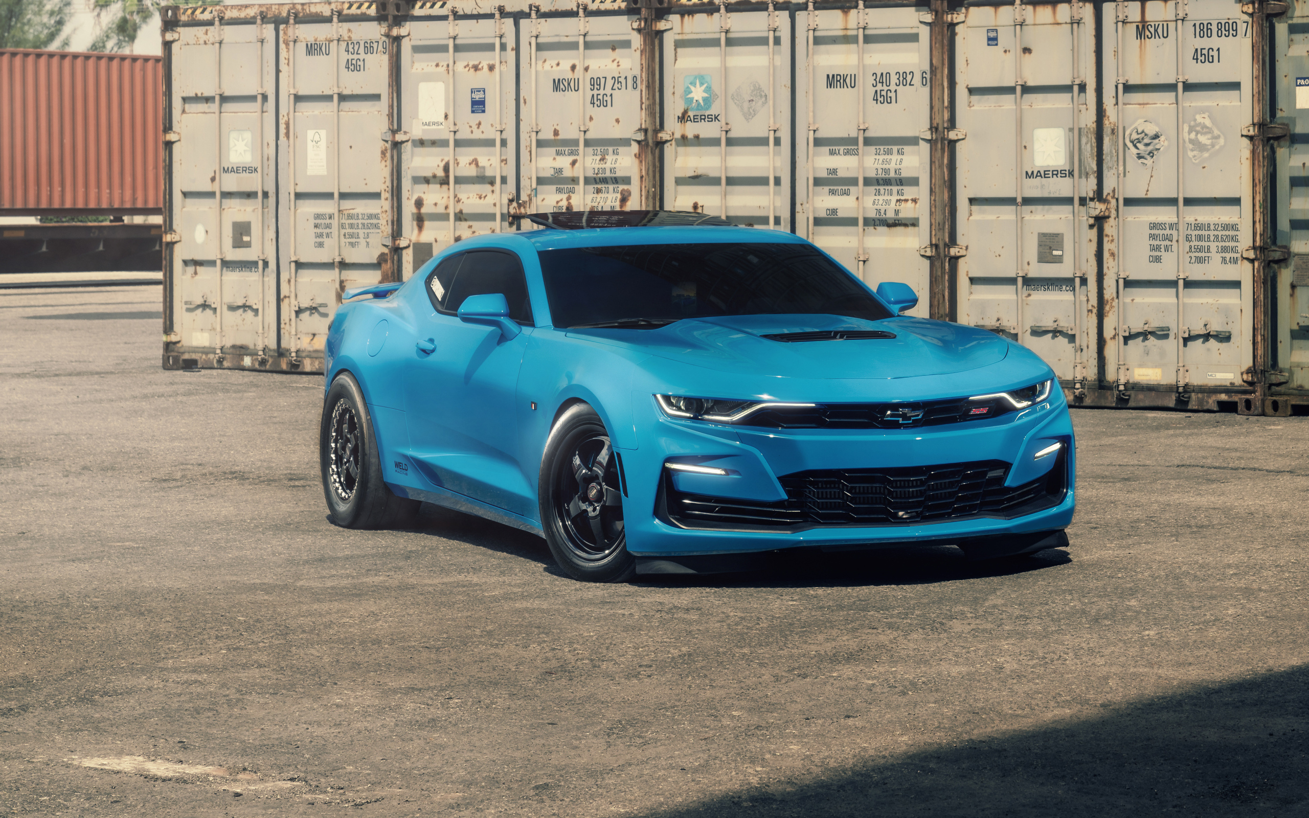 Голубой Customs Blue Chevy Camaro в порту