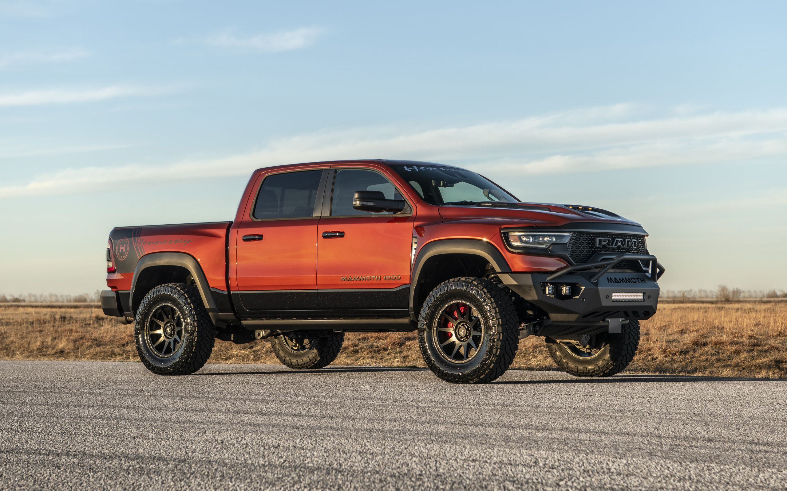 Красный пикап Hennessey Mammoth 1000 Last Stand 2024 года