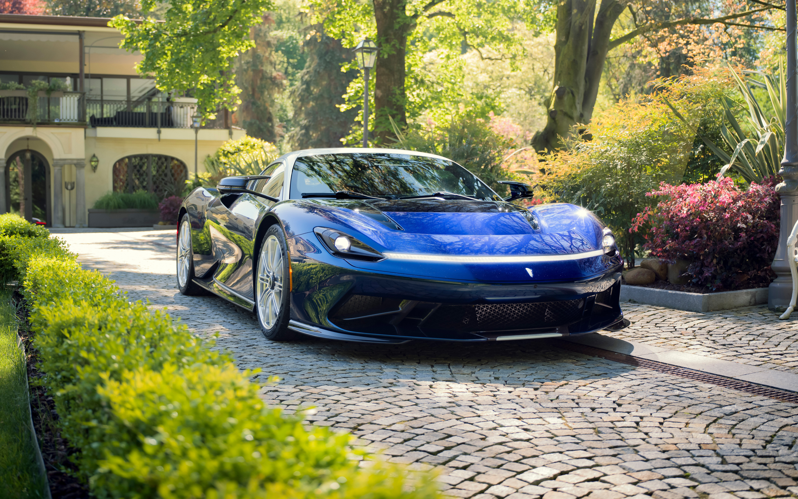 Синий спортивный автомобиль Pininfarina Battista Cinquanta cinque 2024