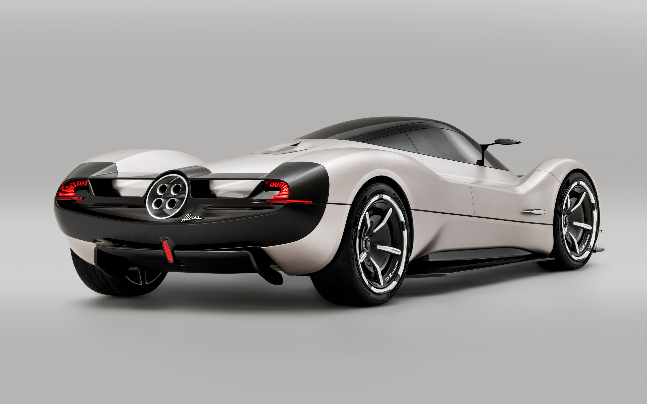 Вид сзади на автомобиль Pagani Alisea By IED 2024 года на сером фоне