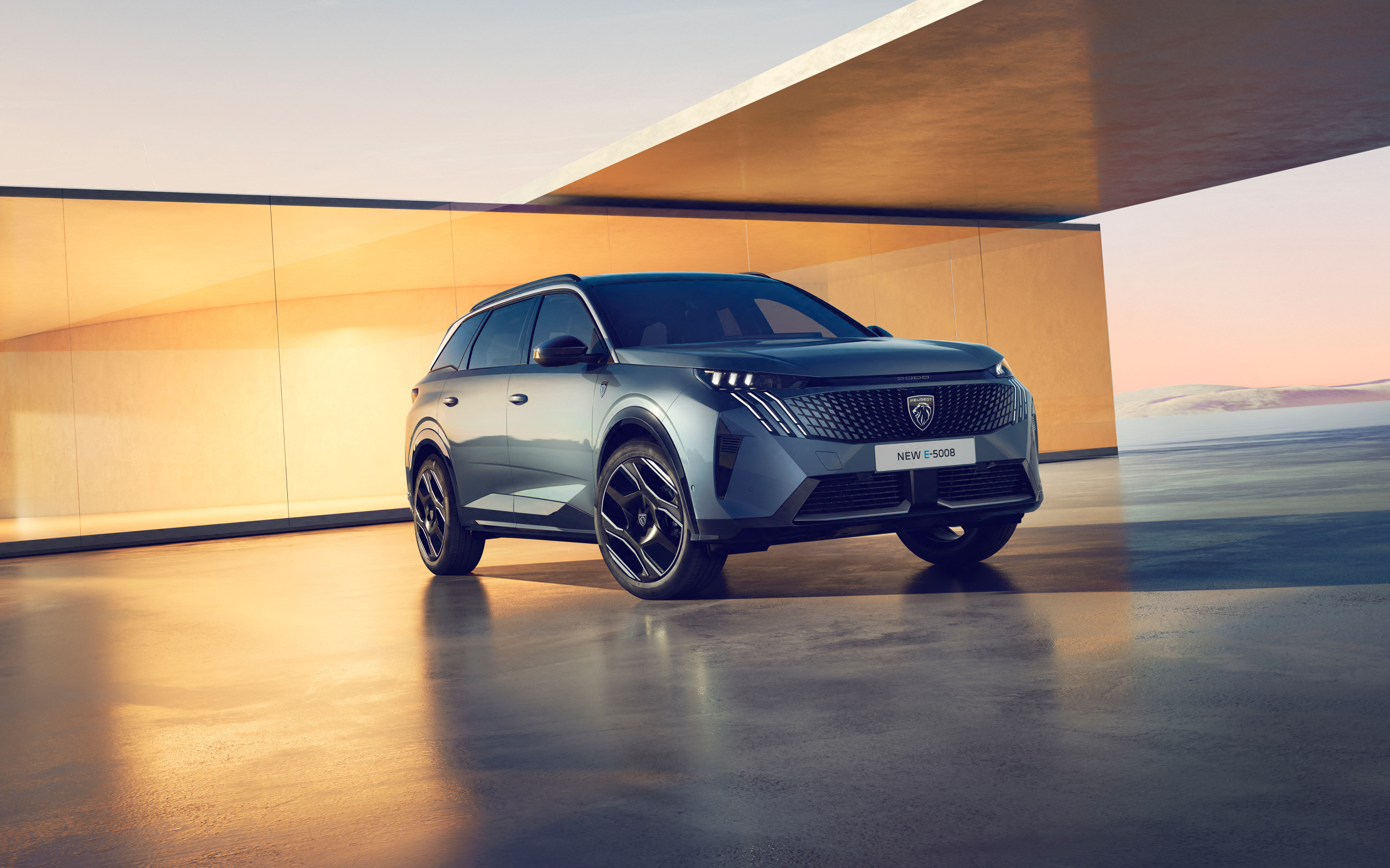 Стильный серебристый кроссовер Peugeot E-5008 GT 2024 года